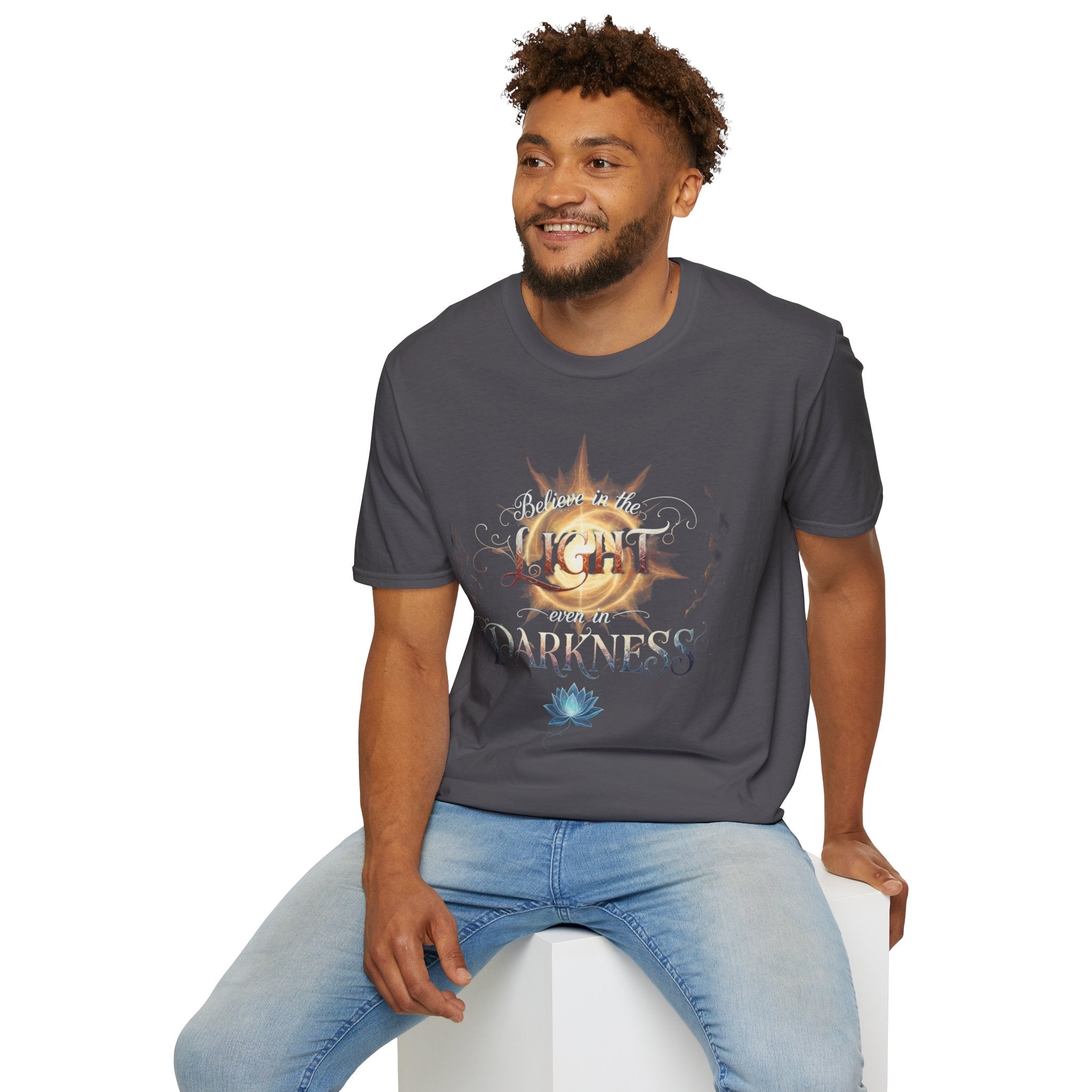 Camiseta Luz Incluso en la Oscuridad | Sol, Flor de Loto, Tipografía Inspiradora
