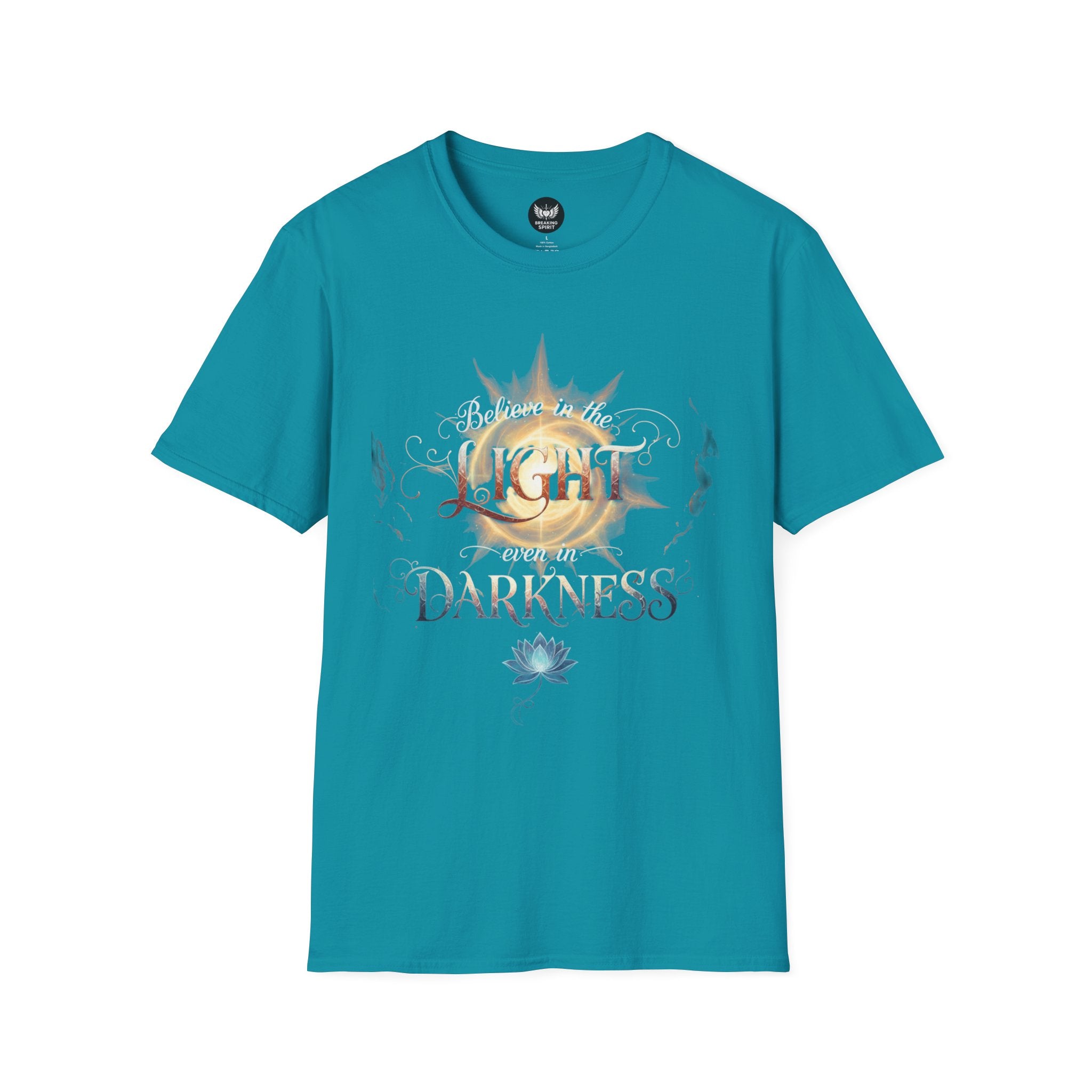 Camiseta Luz Incluso en la Oscuridad | Sol, Flor de Loto, Tipografía Inspiradora