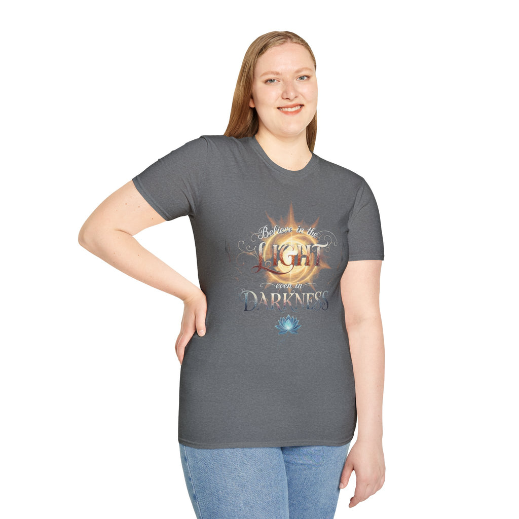 Camiseta Luz Incluso en la Oscuridad | Sol, Flor de Loto, Tipografía Inspiradora