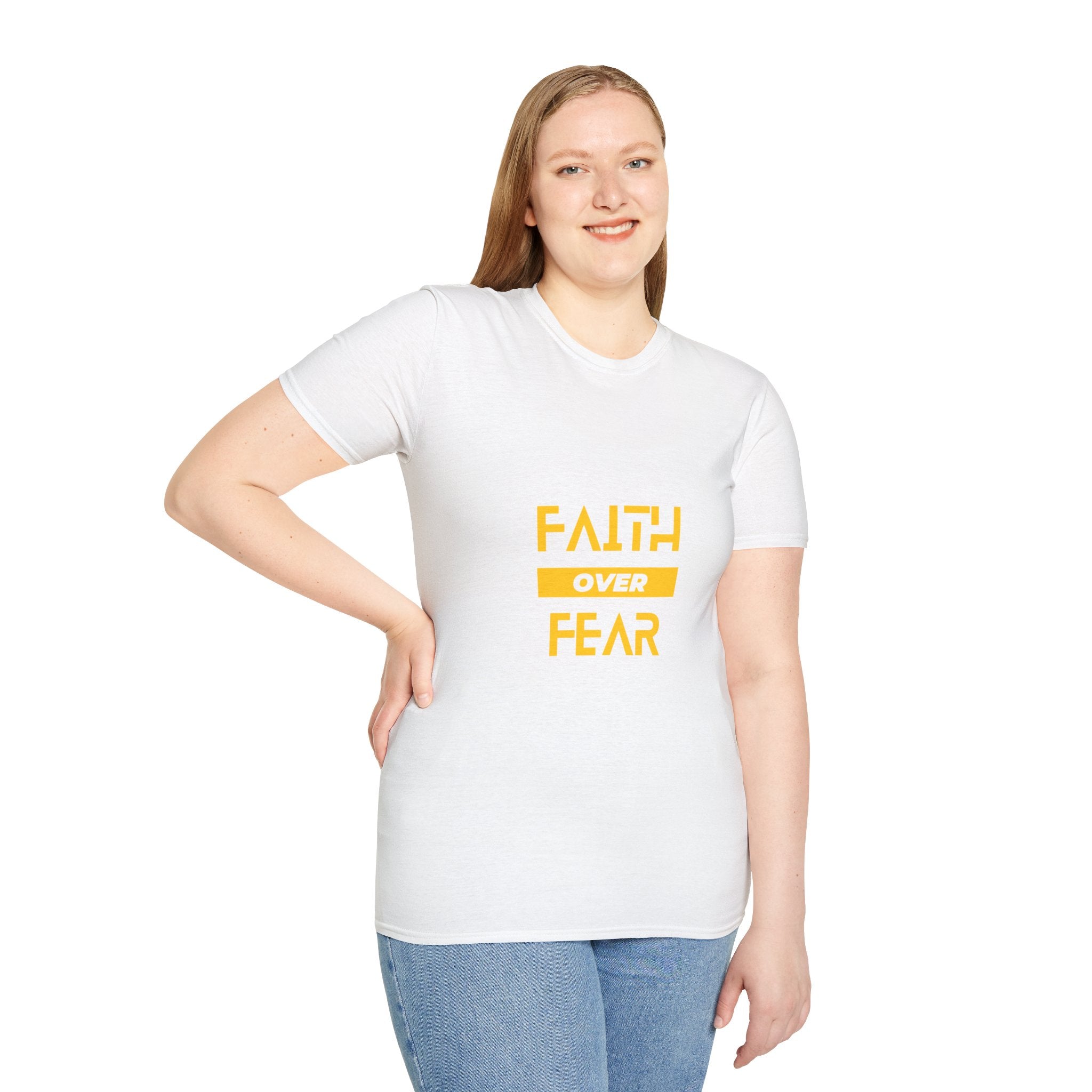 Camiseta "Fe sobre Miedo" | Camiseta Cristiana con Letras Amarillas