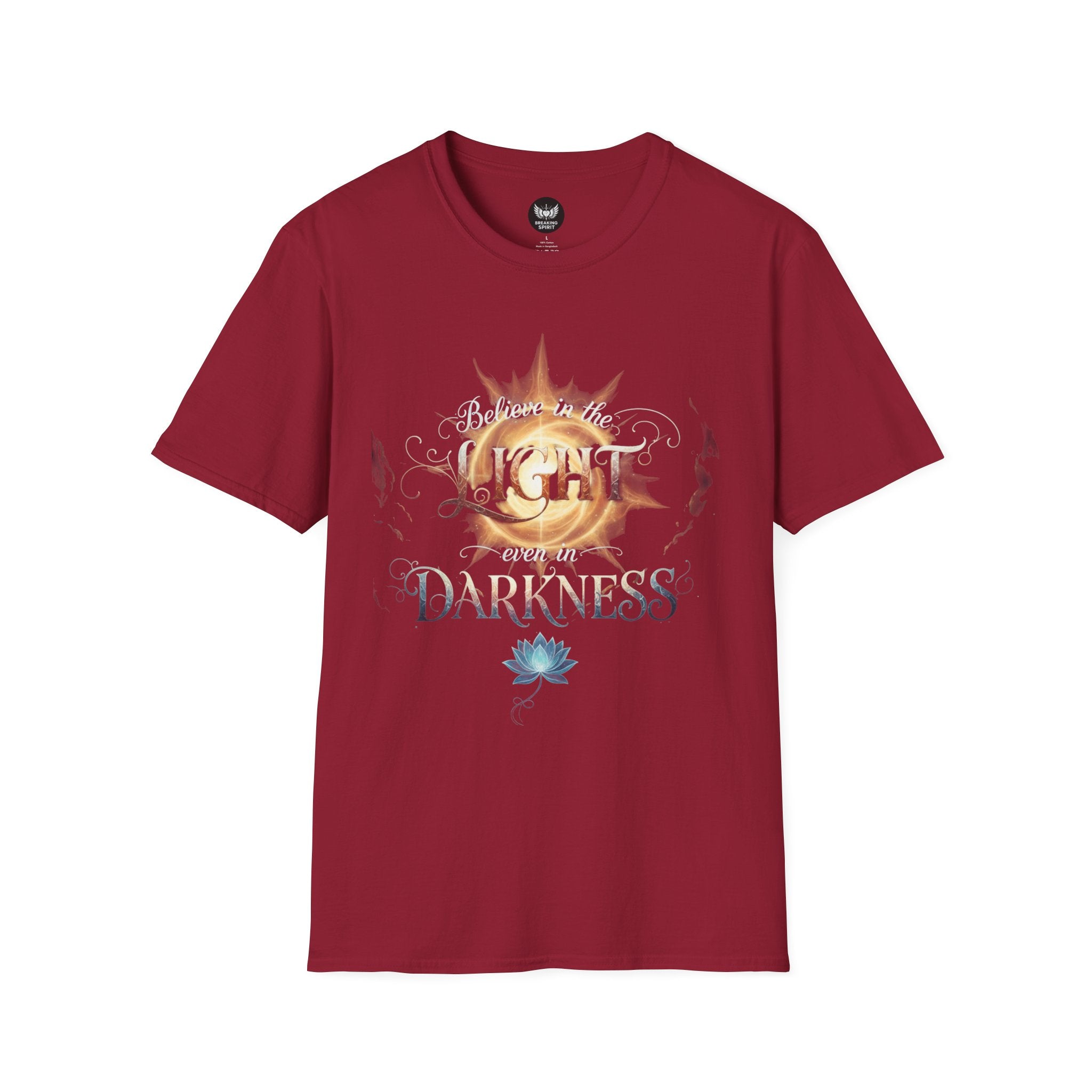 Camiseta Luz Incluso en la Oscuridad | Sol, Flor de Loto, Tipografía Inspiradora