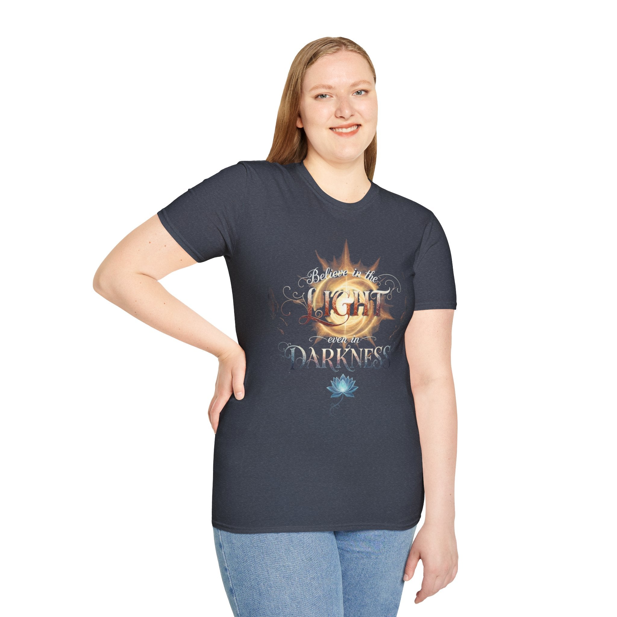 Camiseta Luz Incluso en la Oscuridad | Sol, Flor de Loto, Tipografía Inspiradora