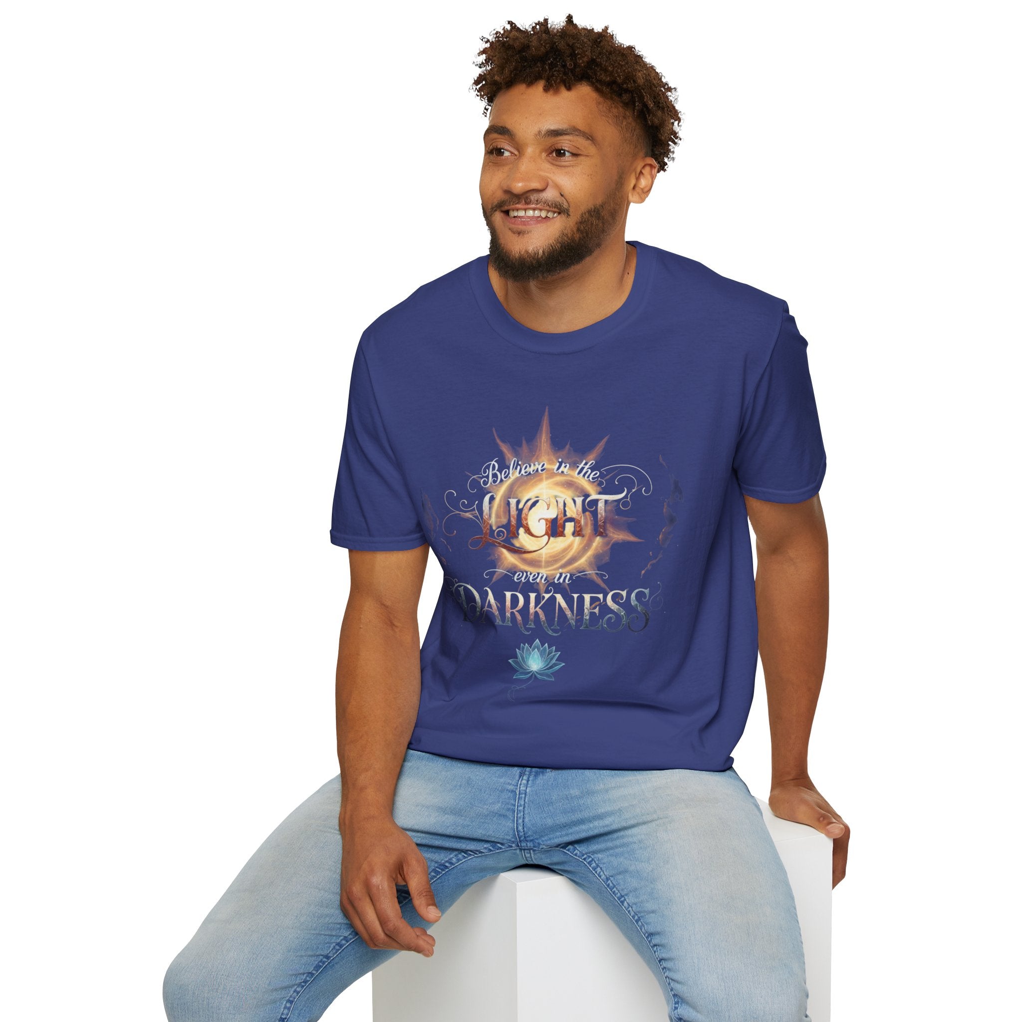 Camiseta Luz Incluso en la Oscuridad | Sol, Flor de Loto, Tipografía Inspiradora