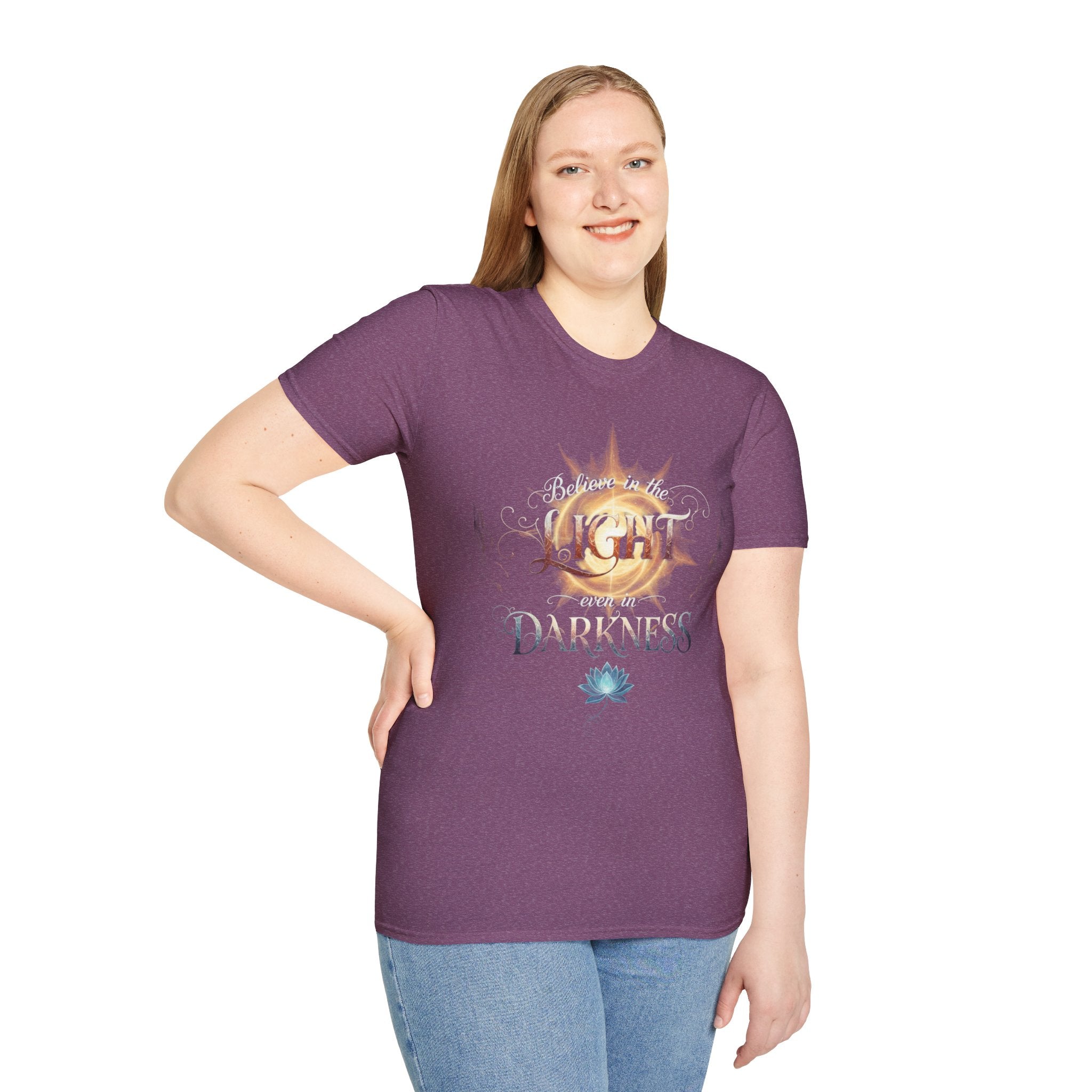 Camiseta Luz Incluso en la Oscuridad | Sol, Flor de Loto, Tipografía Inspiradora