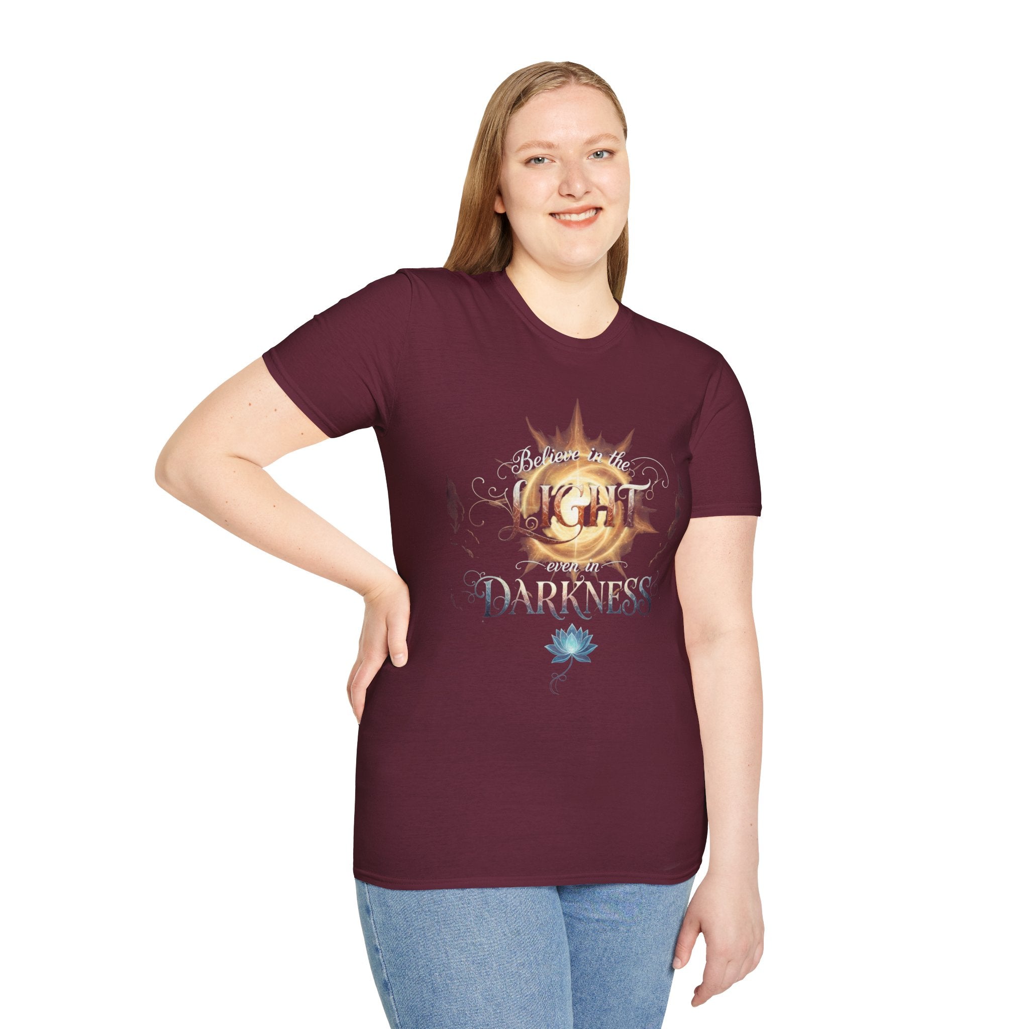 Camiseta Luz Incluso en la Oscuridad | Sol, Flor de Loto, Tipografía Inspiradora
