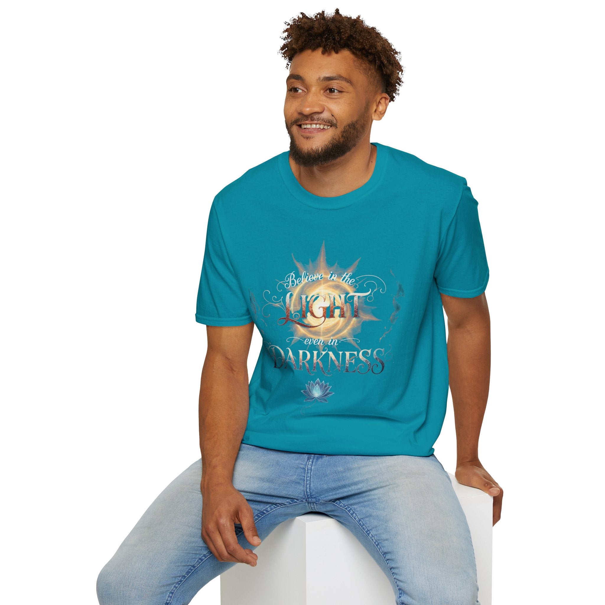 Camiseta Luz Incluso en la Oscuridad | Sol, Flor de Loto, Tipografía Inspiradora