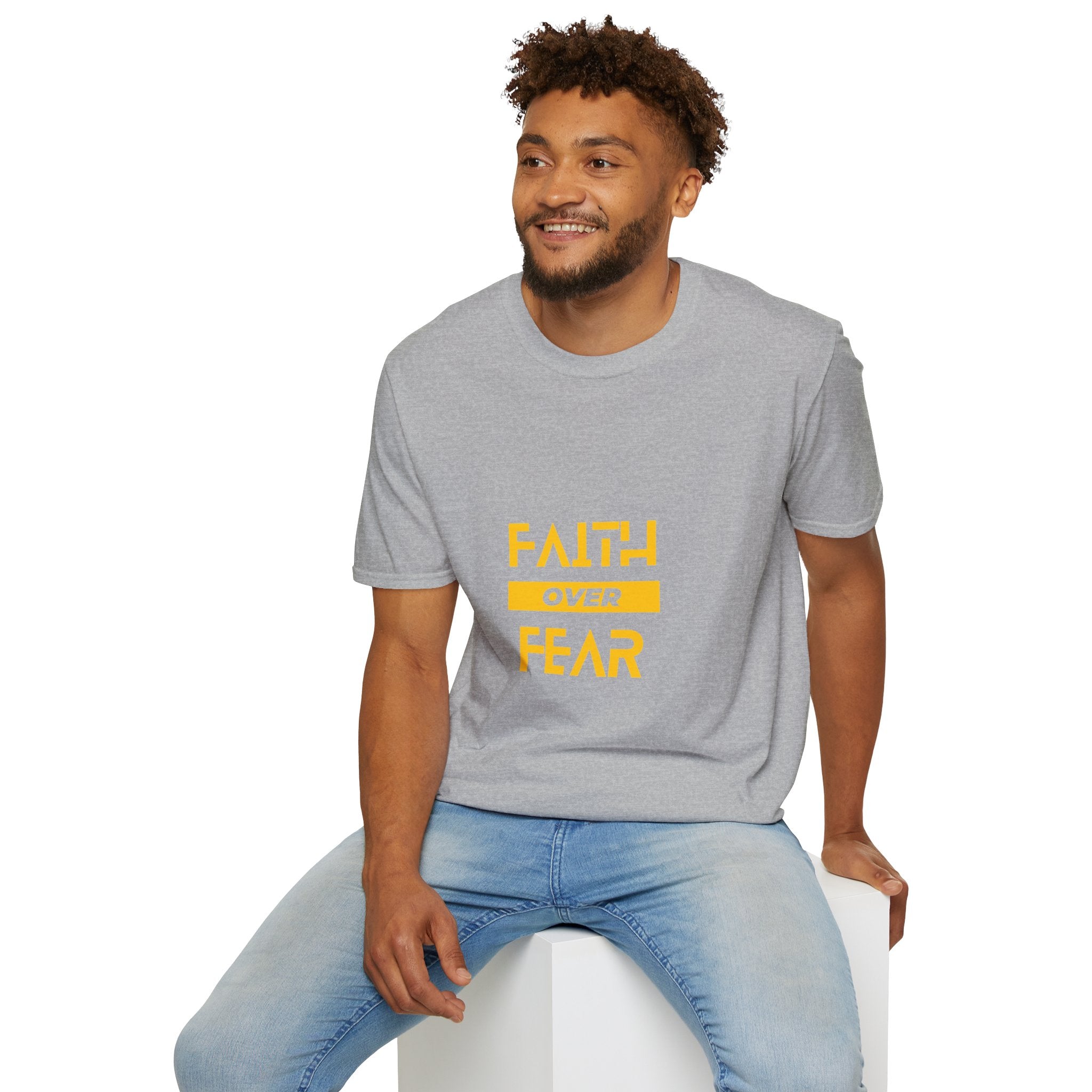 Camiseta "Fe sobre Miedo" | Camiseta Cristiana con Letras Amarillas