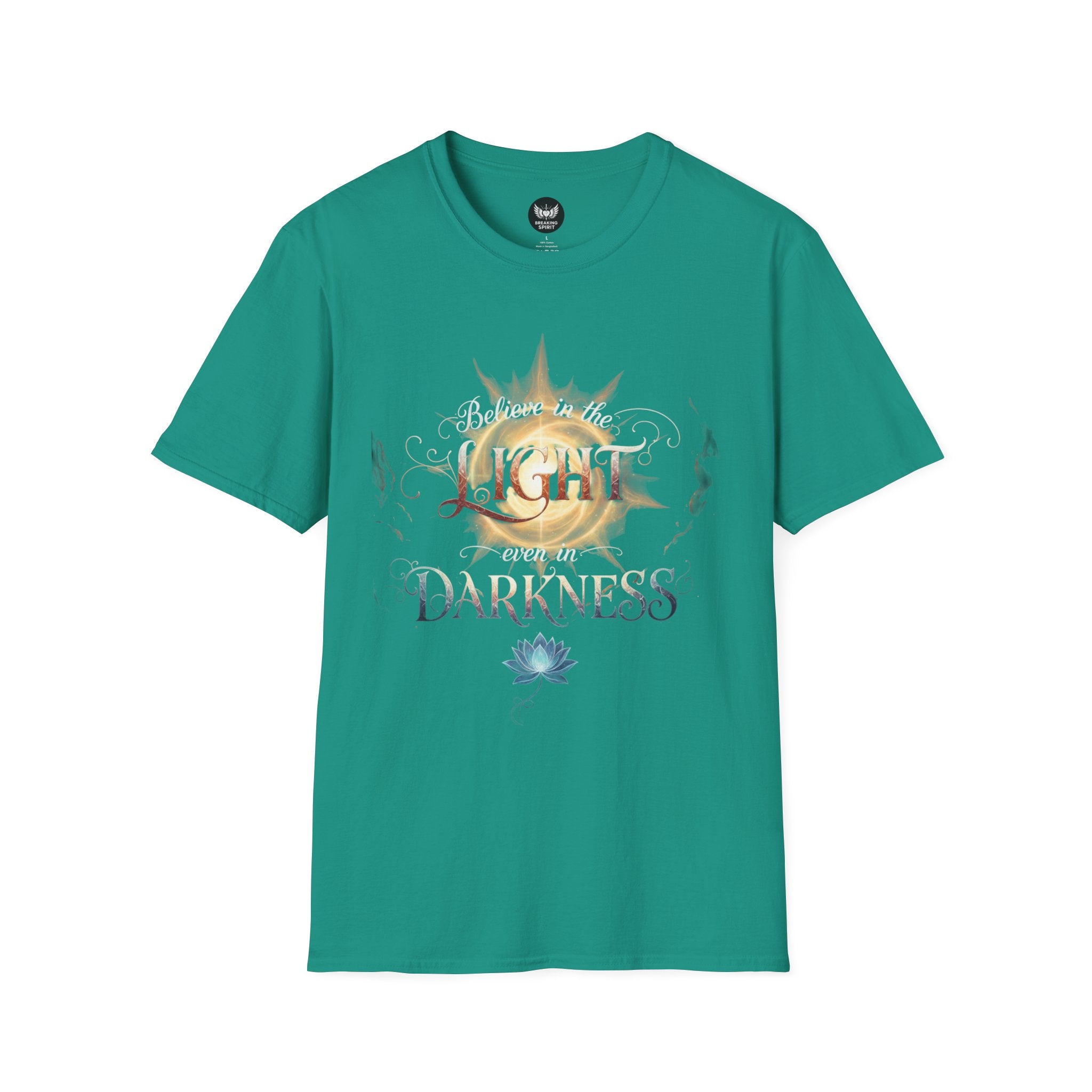 Camiseta Luz Incluso en la Oscuridad | Sol, Flor de Loto, Tipografía Inspiradora
