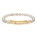 Pulsera elástica de piedra natural grabada — Barra inspiradora "Dios Abre Caminos"