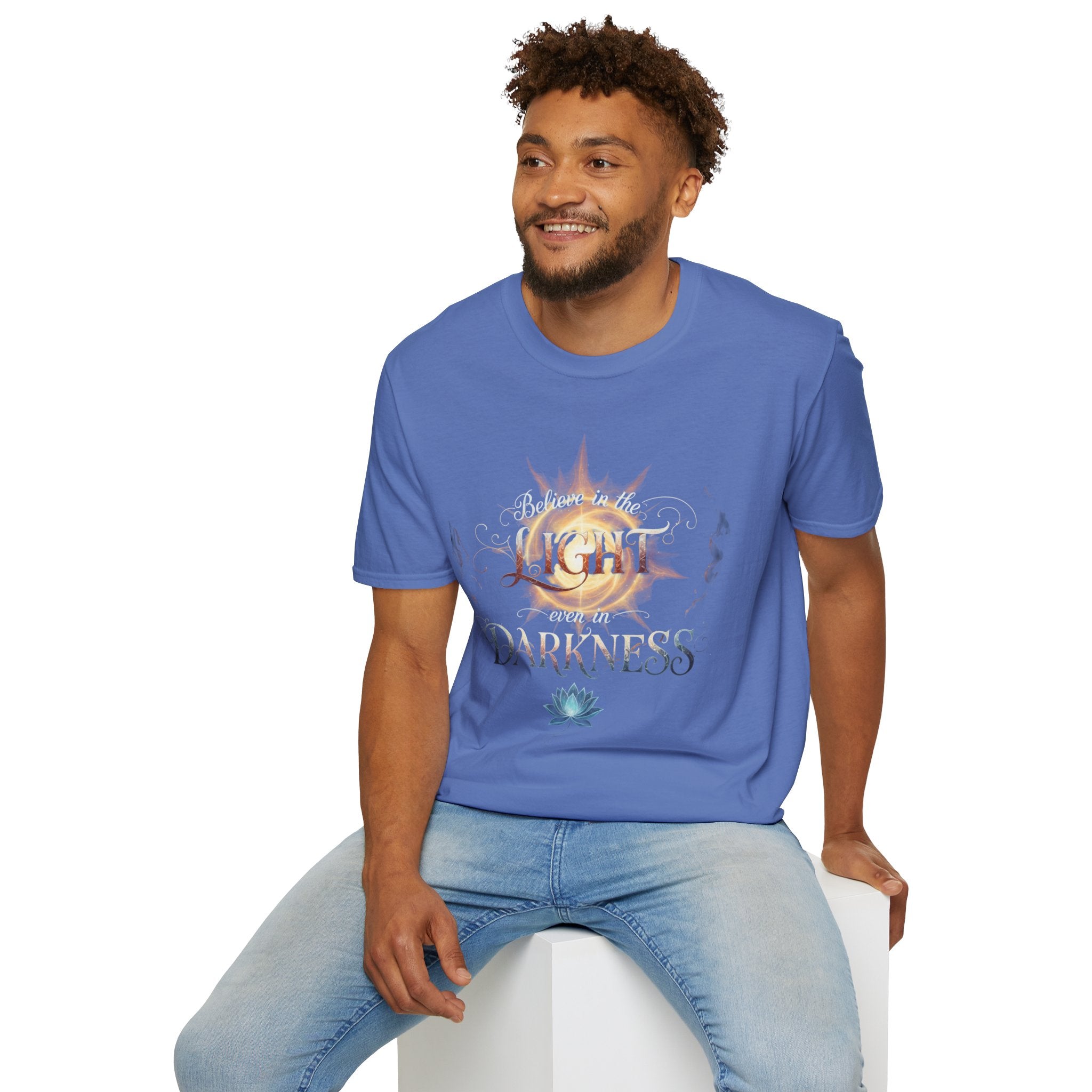 Camiseta Luz Incluso en la Oscuridad | Sol, Flor de Loto, Tipografía Inspiradora