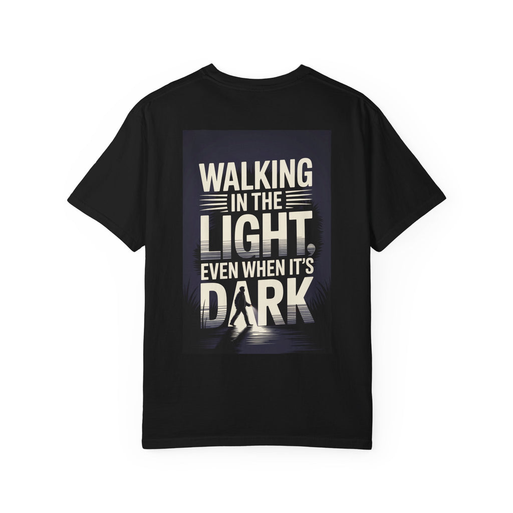 Camiseta Caminando en la luz incluso cuando está oscuro | Camiseta cristiana inspiradora