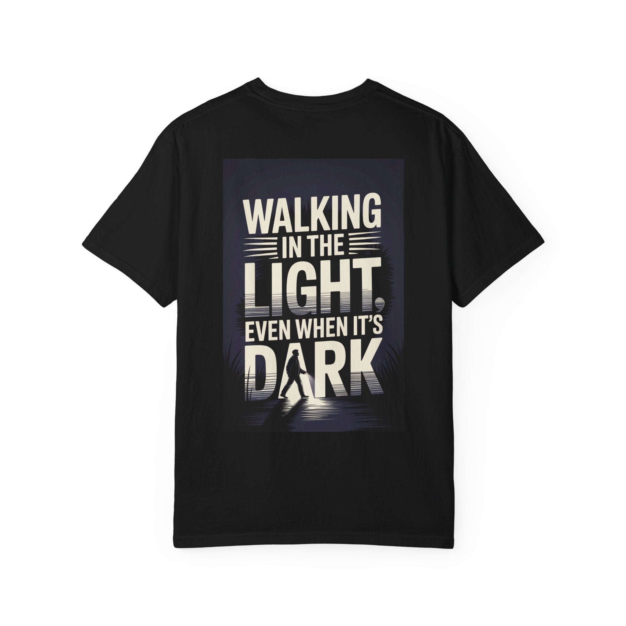 Camiseta Caminando en la luz incluso cuando está oscuro | Camiseta cristiana inspiradora