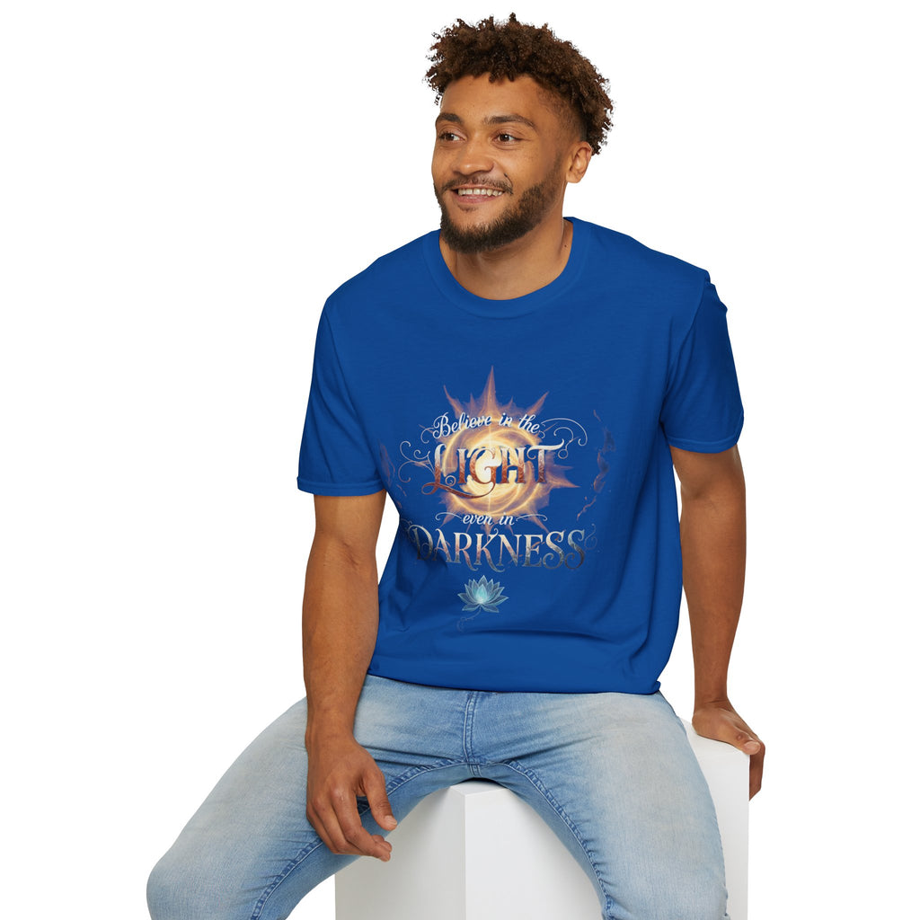 Camiseta Luz Incluso en la Oscuridad | Sol, Flor de Loto, Tipografía Inspiradora