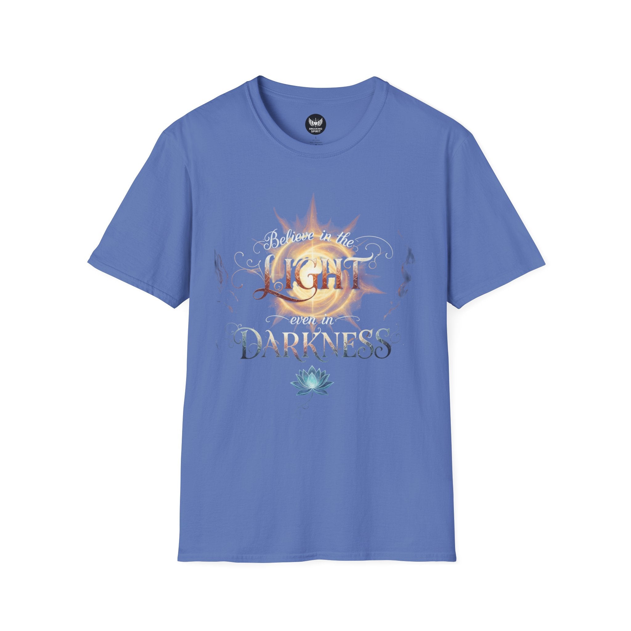 Camiseta Luz Incluso en la Oscuridad | Sol, Flor de Loto, Tipografía Inspiradora