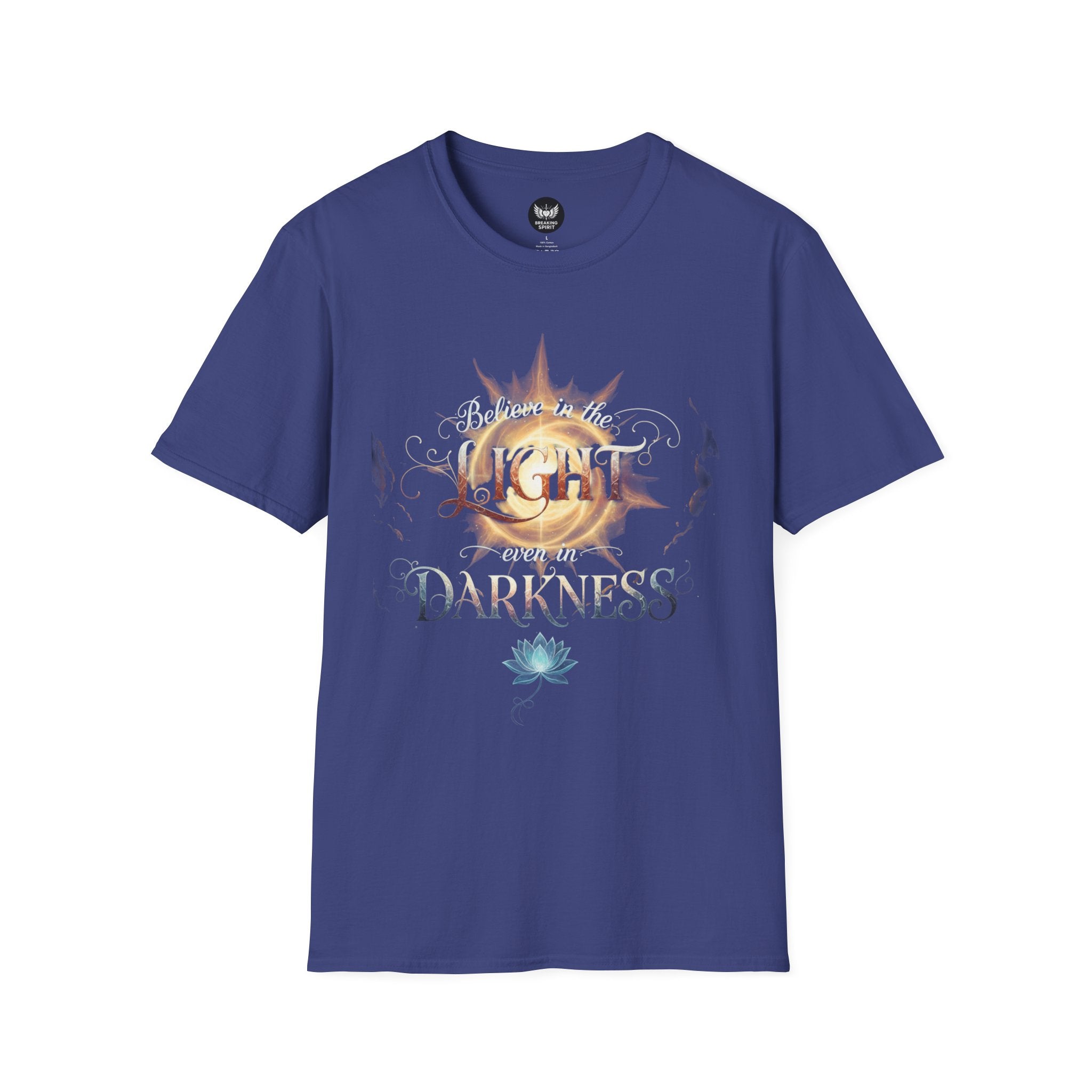 Camiseta Luz Incluso en la Oscuridad | Sol, Flor de Loto, Tipografía Inspiradora
