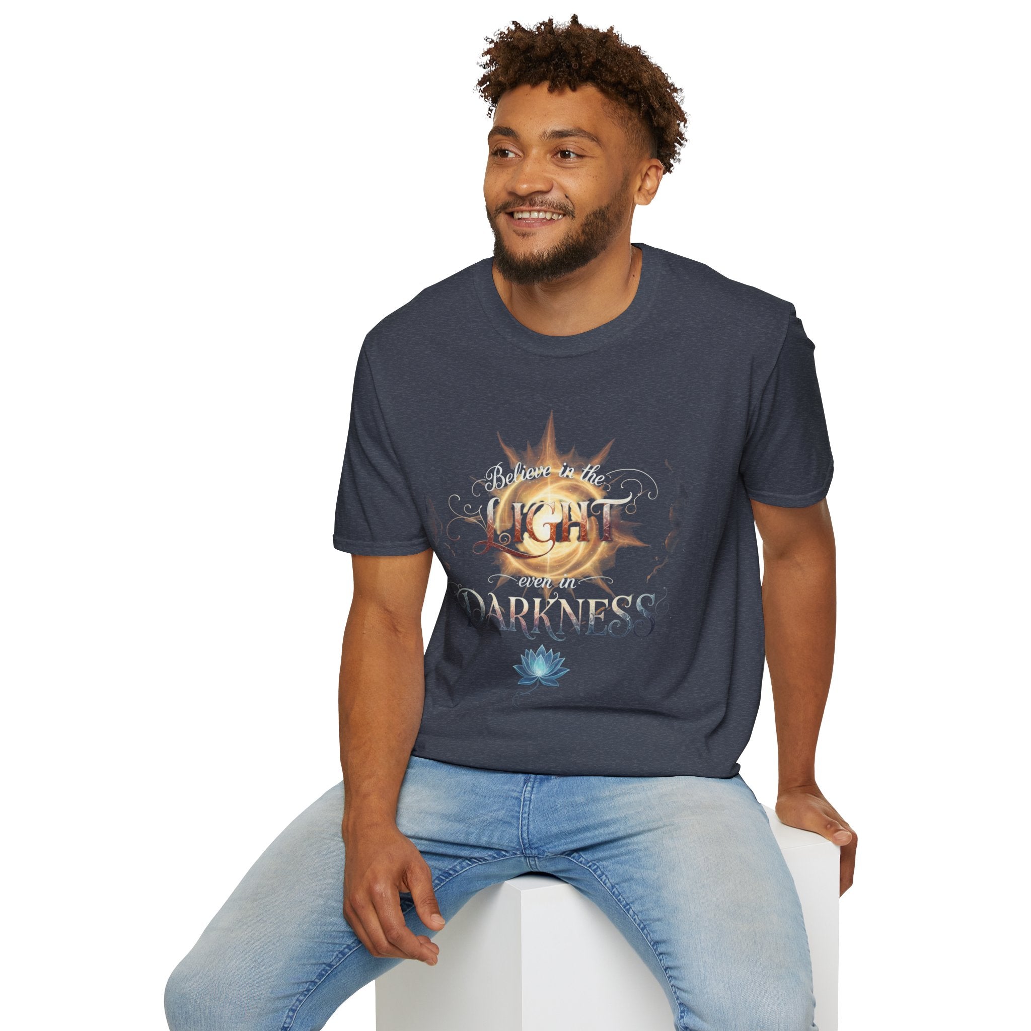 Camiseta Luz Incluso en la Oscuridad | Sol, Flor de Loto, Tipografía Inspiradora
