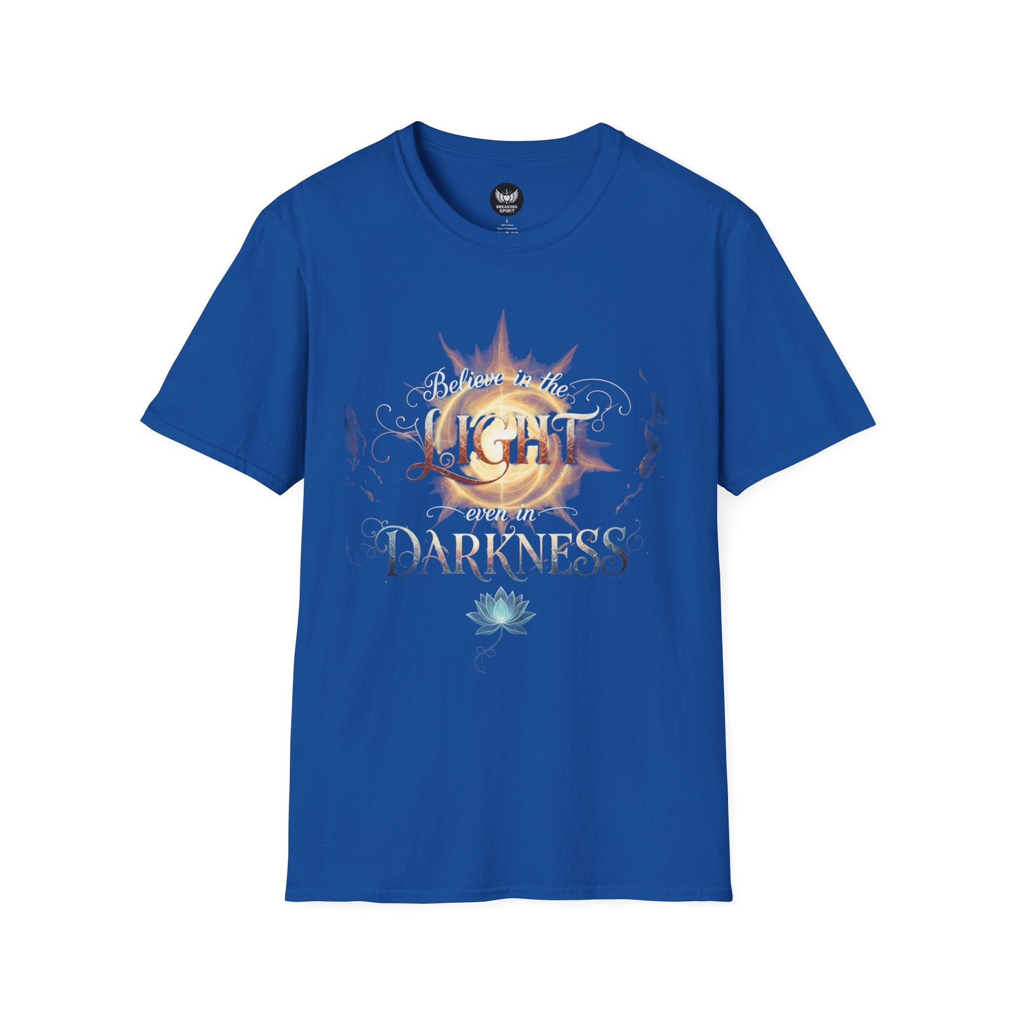 Camiseta Luz Incluso en la Oscuridad | Sol, Flor de Loto, Tipografía Inspiradora