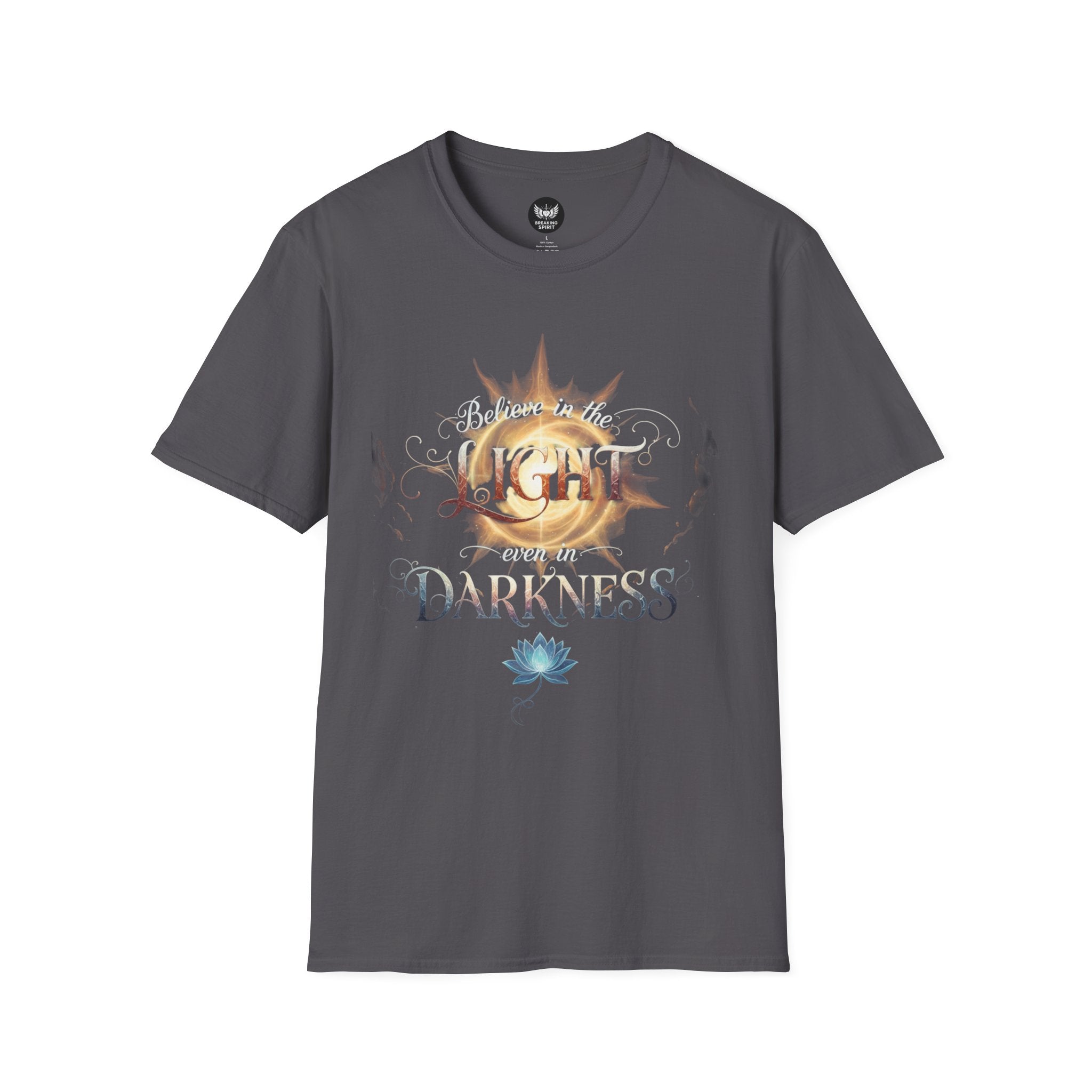 Camiseta Luz Incluso en la Oscuridad | Sol, Flor de Loto, Tipografía Inspiradora