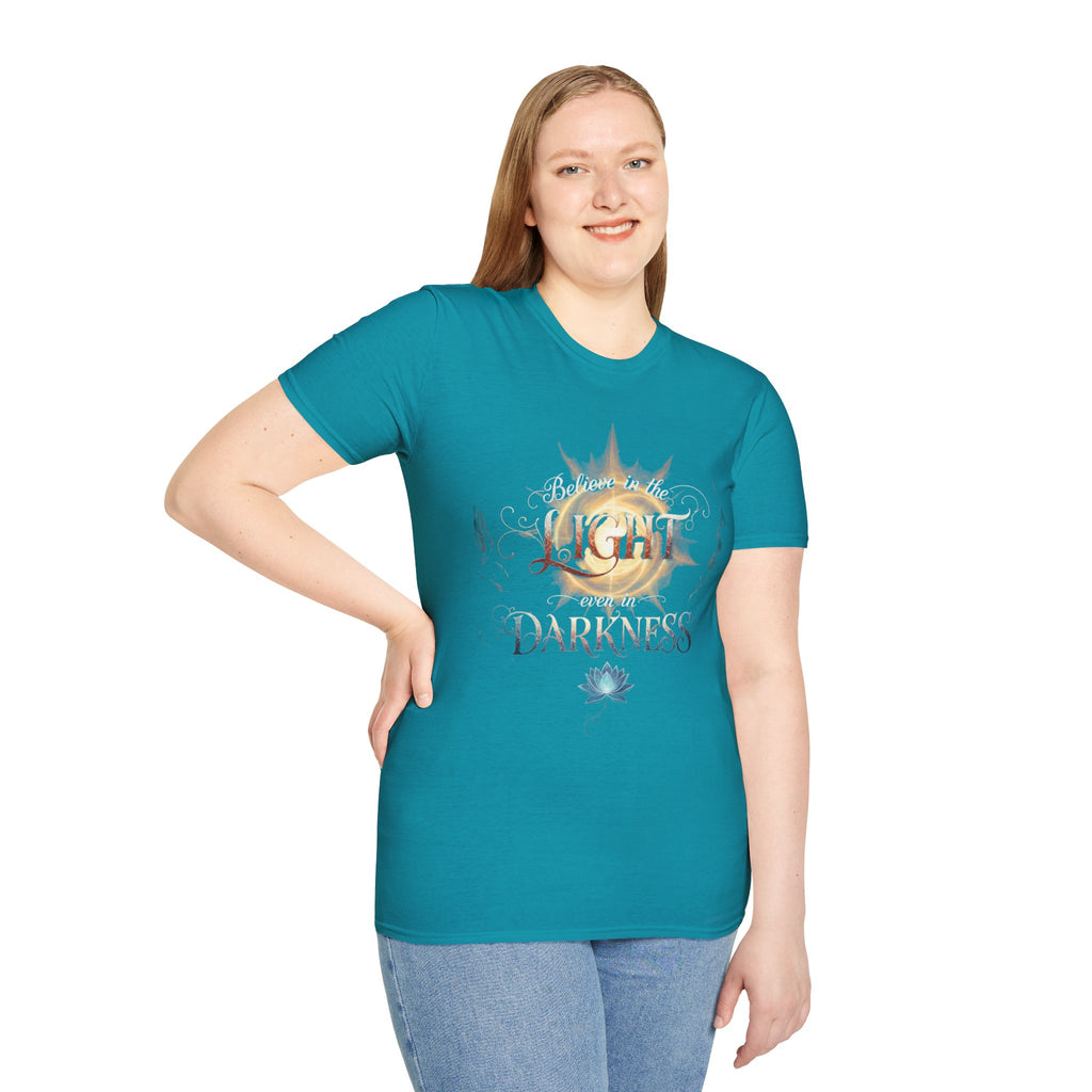 Camiseta Luz Incluso en la Oscuridad | Sol, Flor de Loto, Tipografía Inspiradora