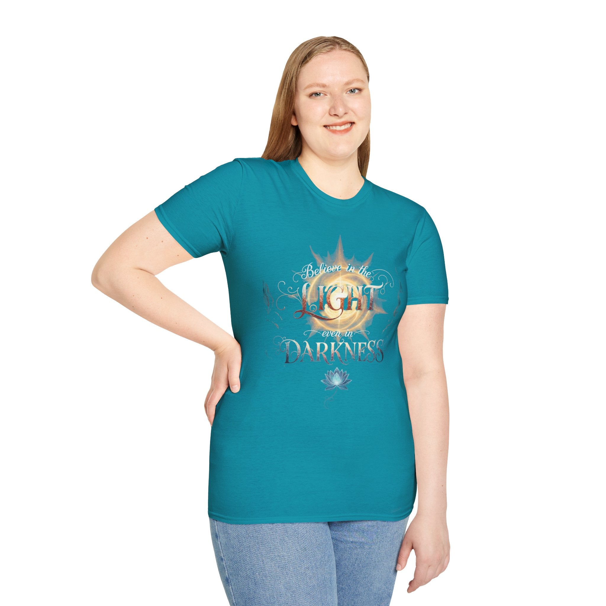 Camiseta Luz Incluso en la Oscuridad | Sol, Flor de Loto, Tipografía Inspiradora