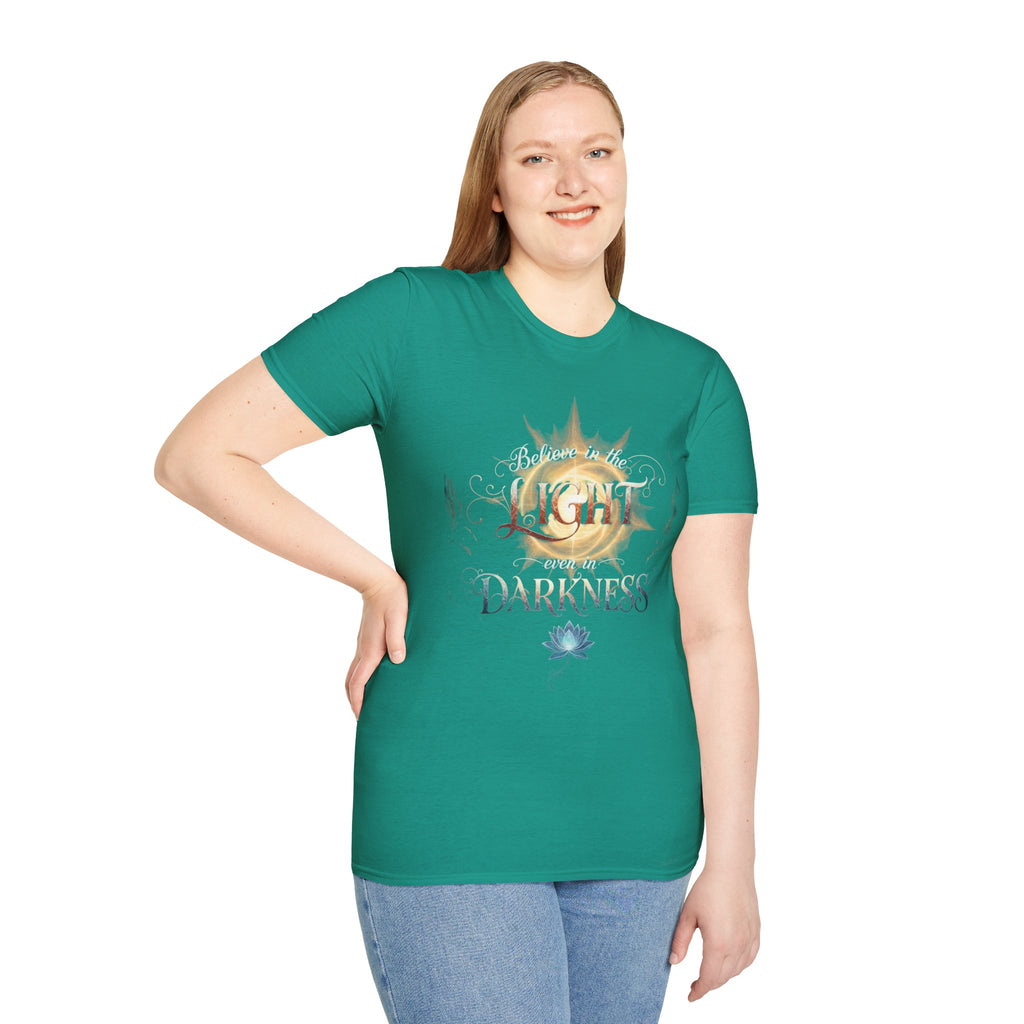 Camiseta Luz Incluso en la Oscuridad | Sol, Flor de Loto, Tipografía Inspiradora