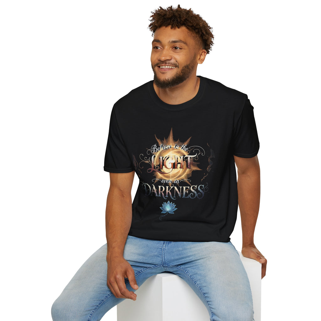 Camiseta Luz Incluso en la Oscuridad | Sol, Flor de Loto, Tipografía Inspiradora