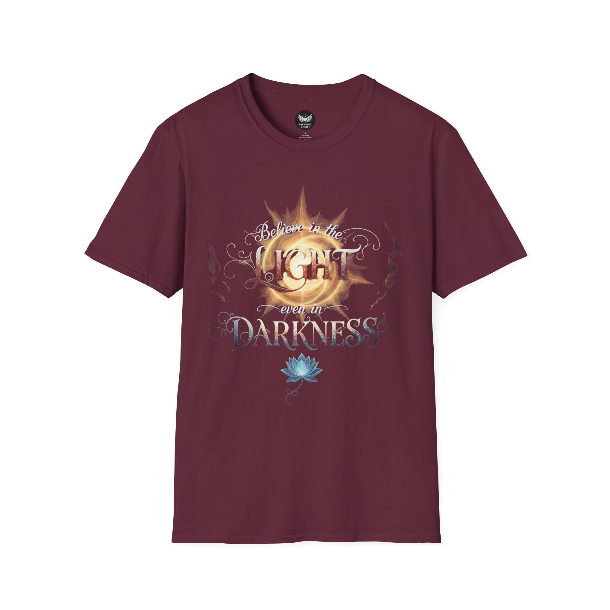 Camiseta Luz Incluso en la Oscuridad | Sol, Flor de Loto, Tipografía Inspiradora