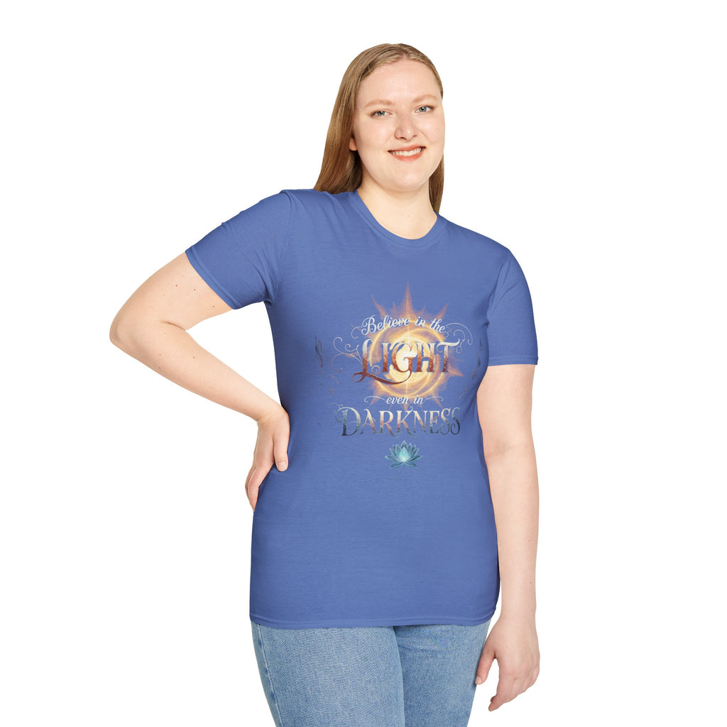 Camiseta Luz Incluso en la Oscuridad | Sol, Flor de Loto, Tipografía Inspiradora