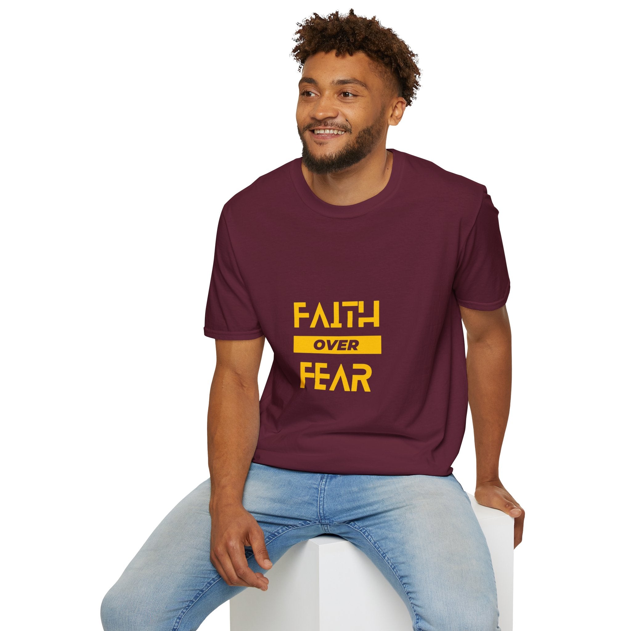 Camiseta "Fe sobre Miedo" | Camiseta Cristiana con Letras Amarillas