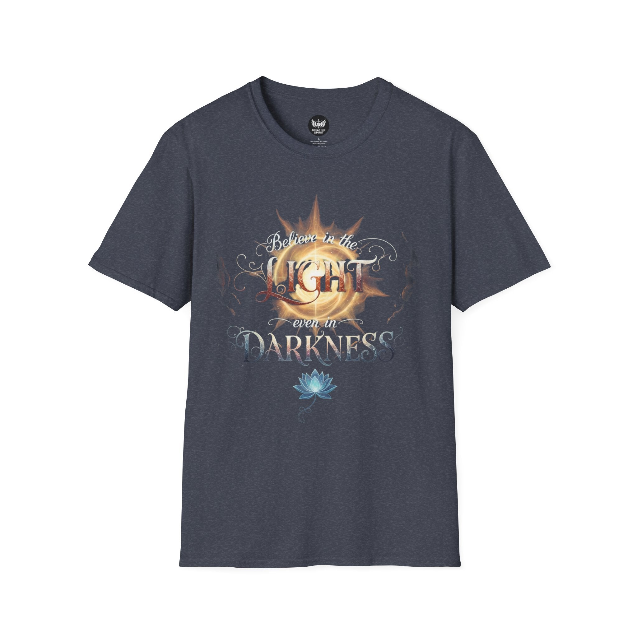 Camiseta Luz Incluso en la Oscuridad | Sol, Flor de Loto, Tipografía Inspiradora
