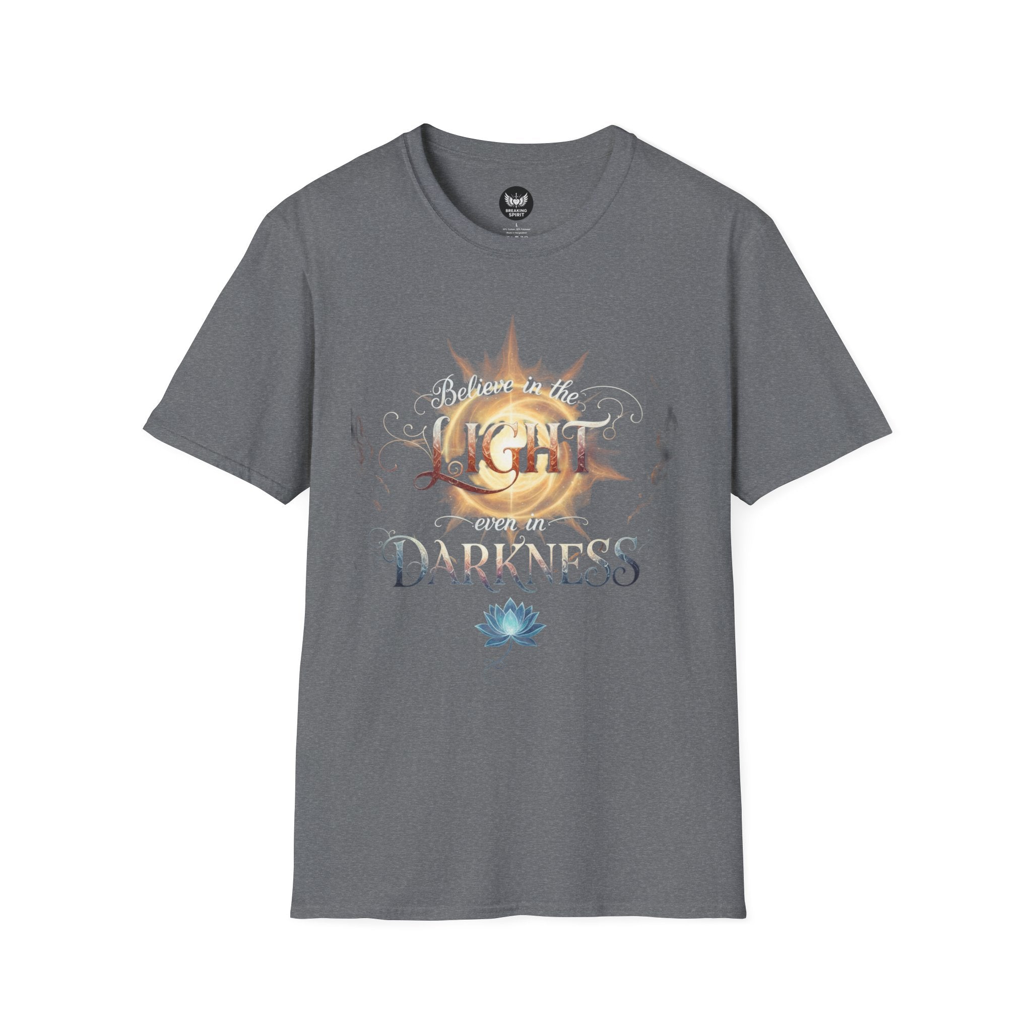 Camiseta Luz Incluso en la Oscuridad | Sol, Flor de Loto, Tipografía Inspiradora