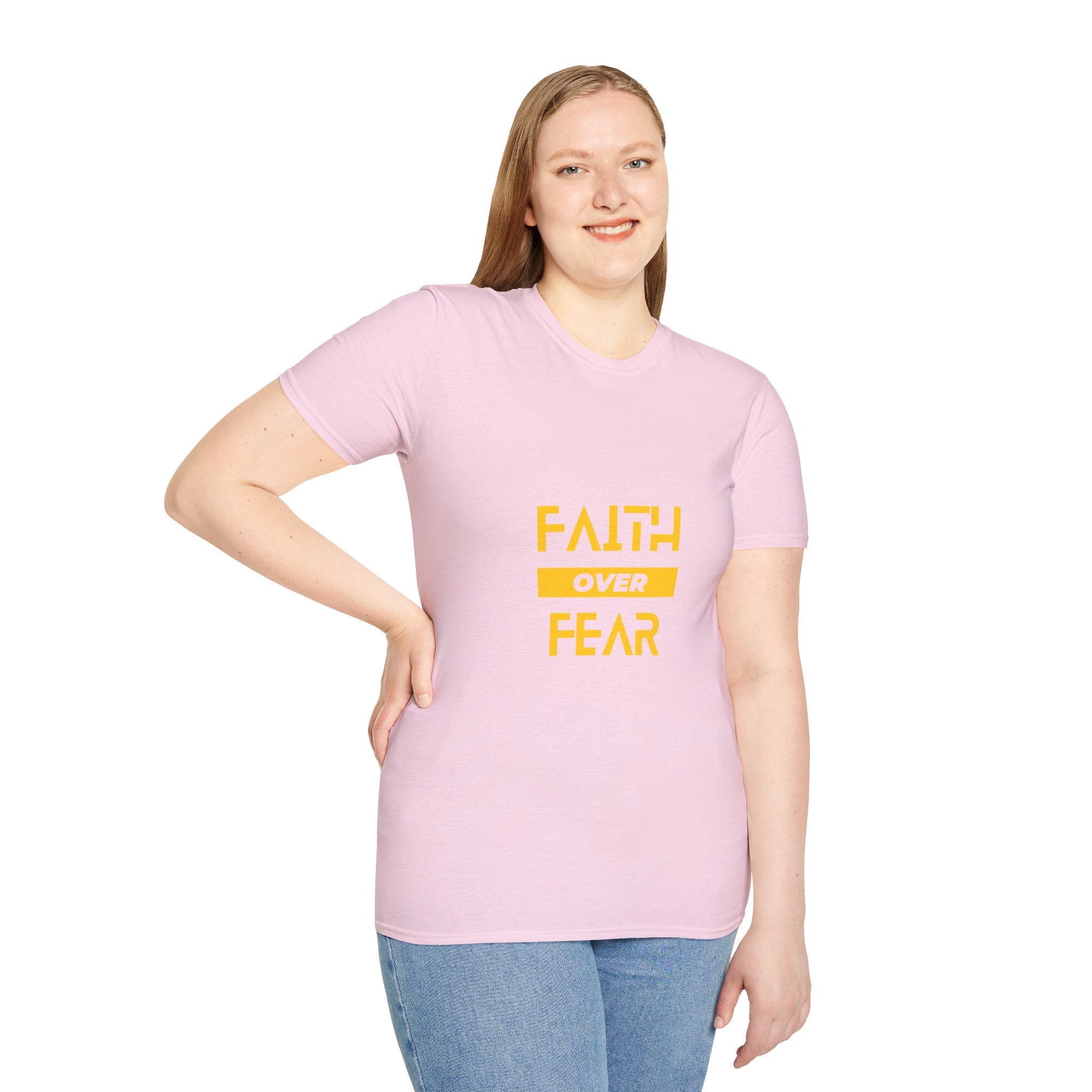 Camiseta "Fe sobre Miedo" | Camiseta Cristiana con Letras Amarillas