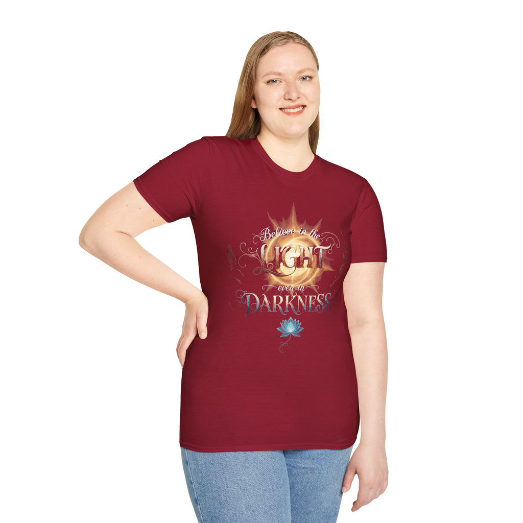 Camiseta Luz Incluso en la Oscuridad | Sol, Flor de Loto, Tipografía Inspiradora
