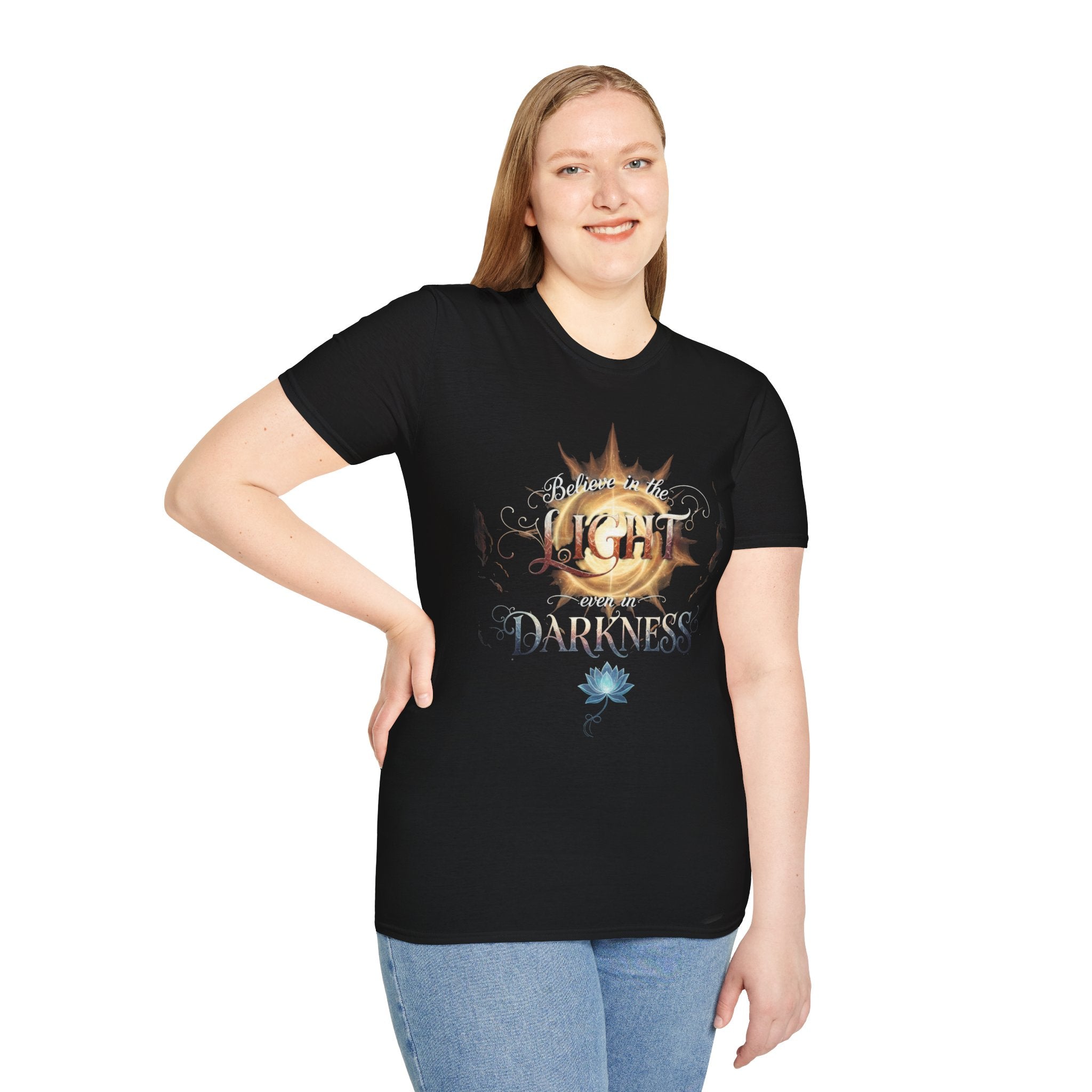 Camiseta Luz Incluso en la Oscuridad | Sol, Flor de Loto, Tipografía Inspiradora