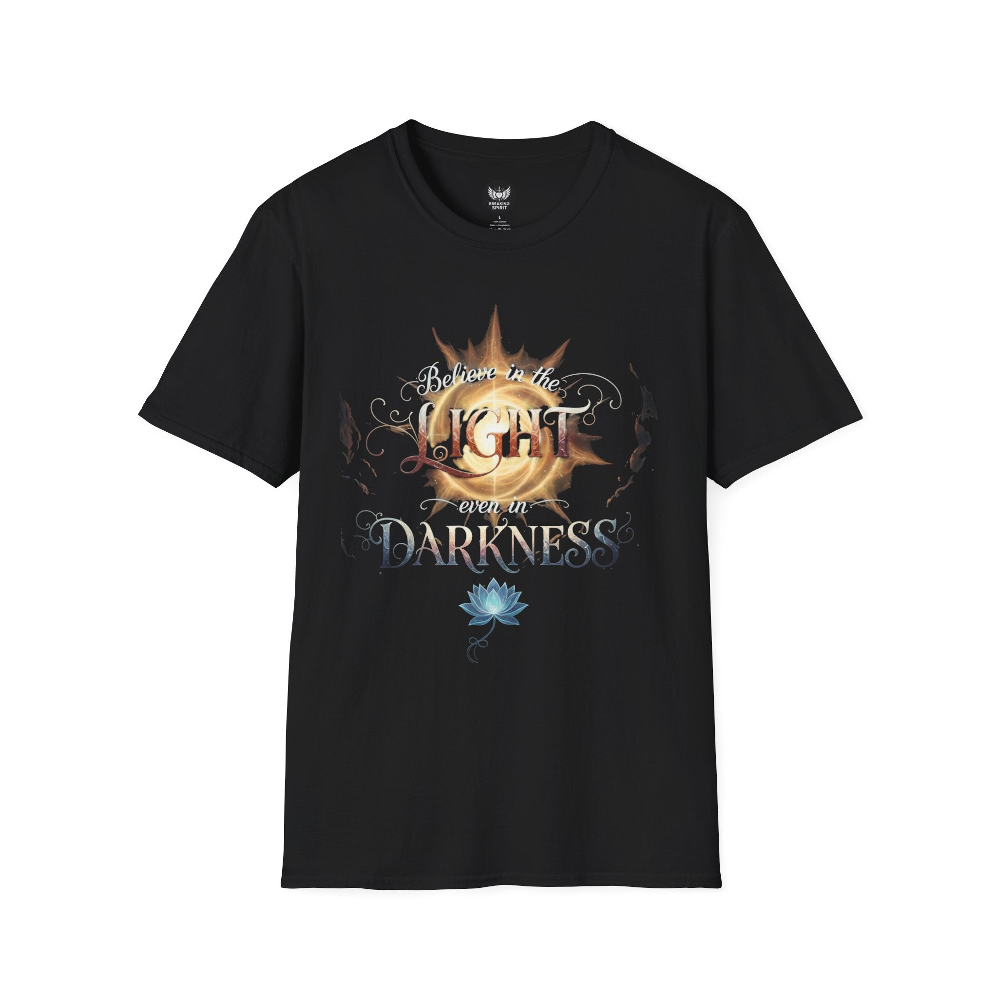 Camiseta Luz Incluso en la Oscuridad | Sol, Flor de Loto, Tipografía Inspiradora
