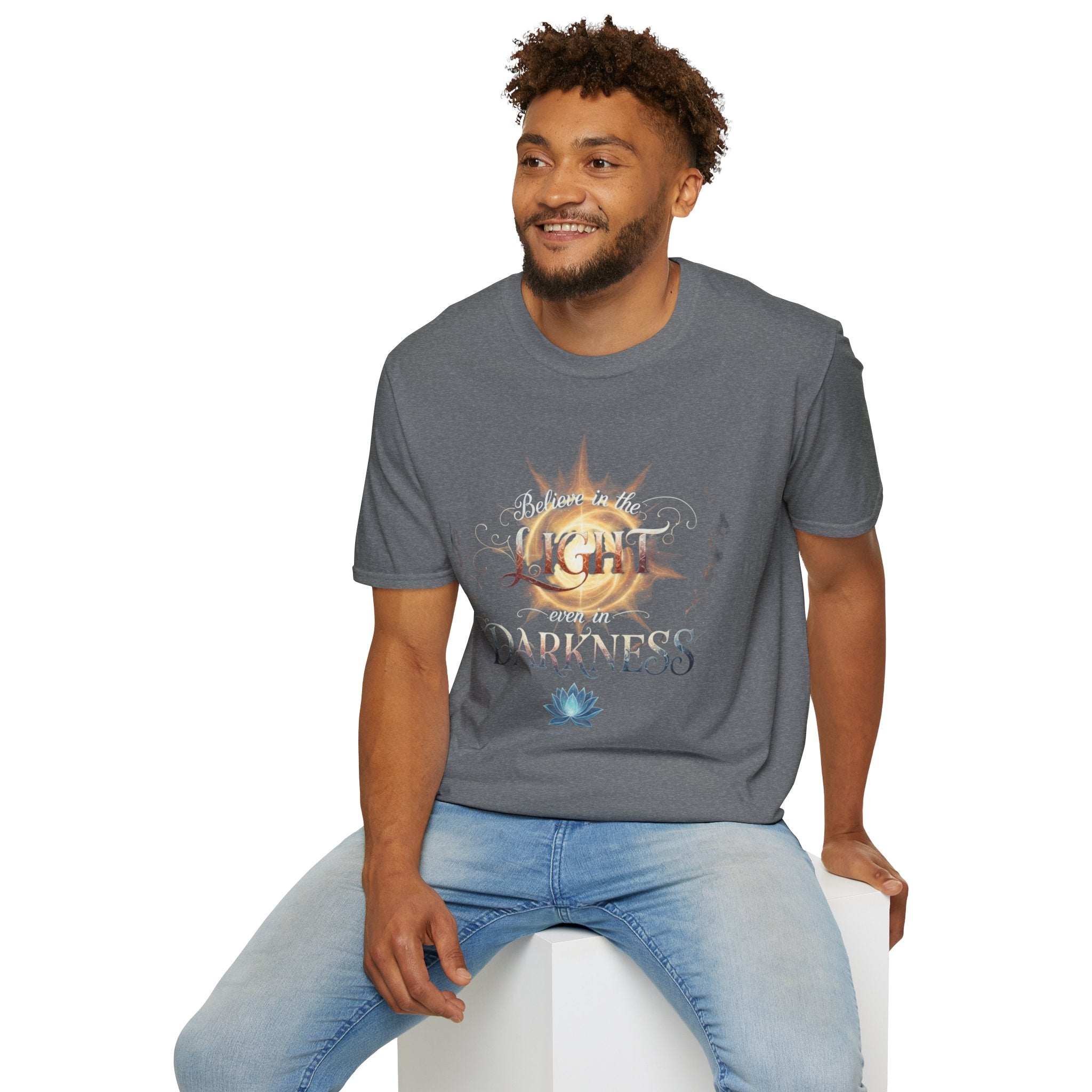 Camiseta Luz Incluso en la Oscuridad | Sol, Flor de Loto, Tipografía Inspiradora