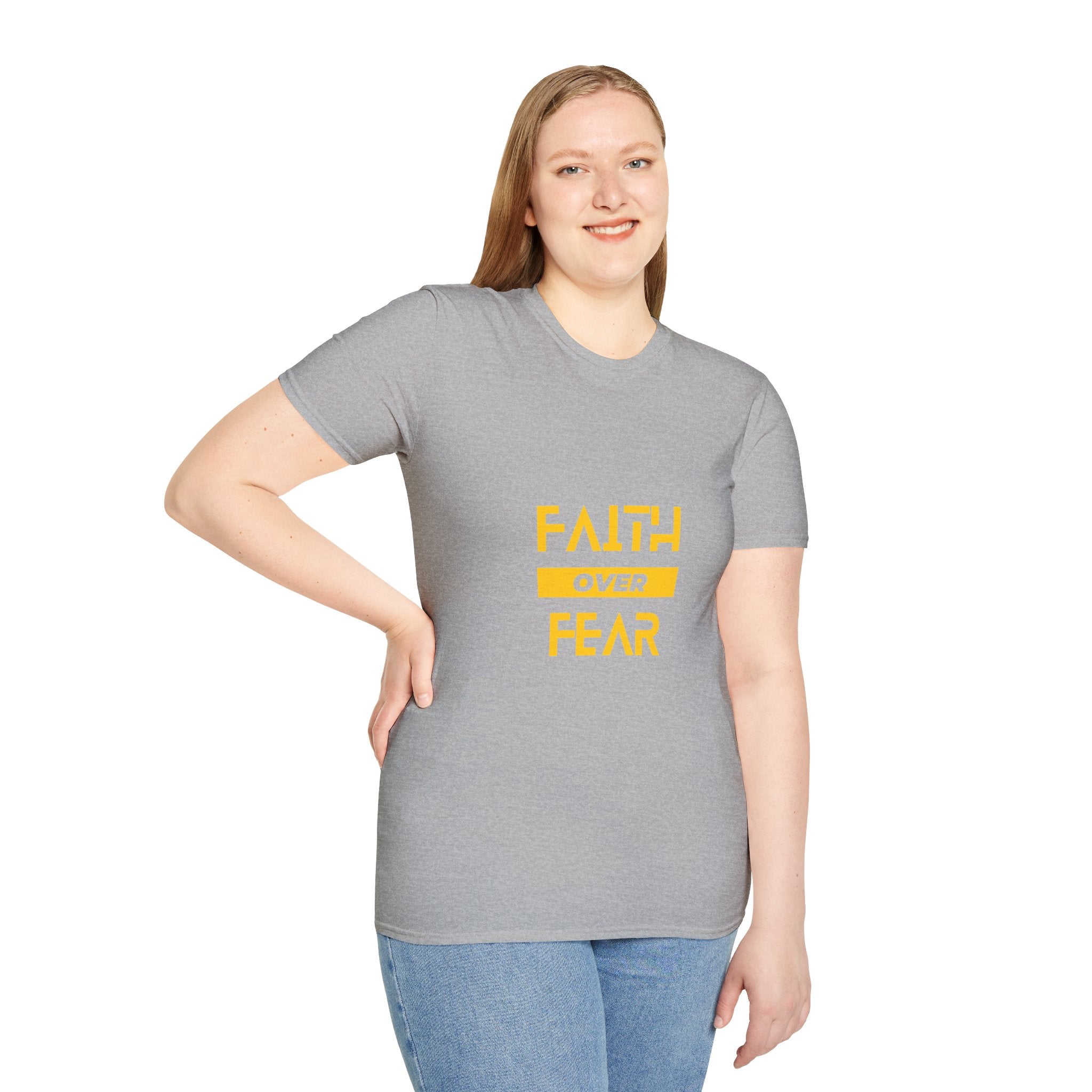 Camiseta "Fe sobre Miedo" | Camiseta Cristiana con Letras Amarillas
