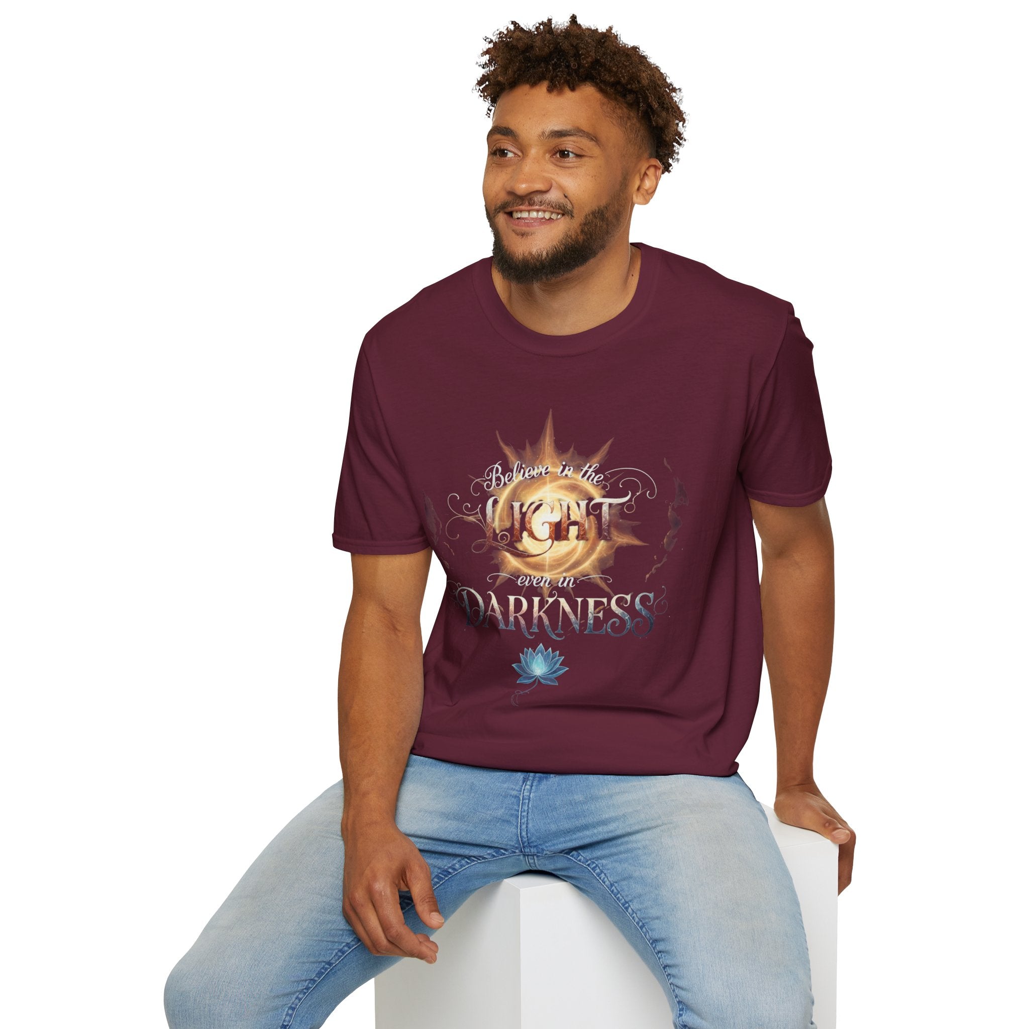 Camiseta Luz Incluso en la Oscuridad | Sol, Flor de Loto, Tipografía Inspiradora
