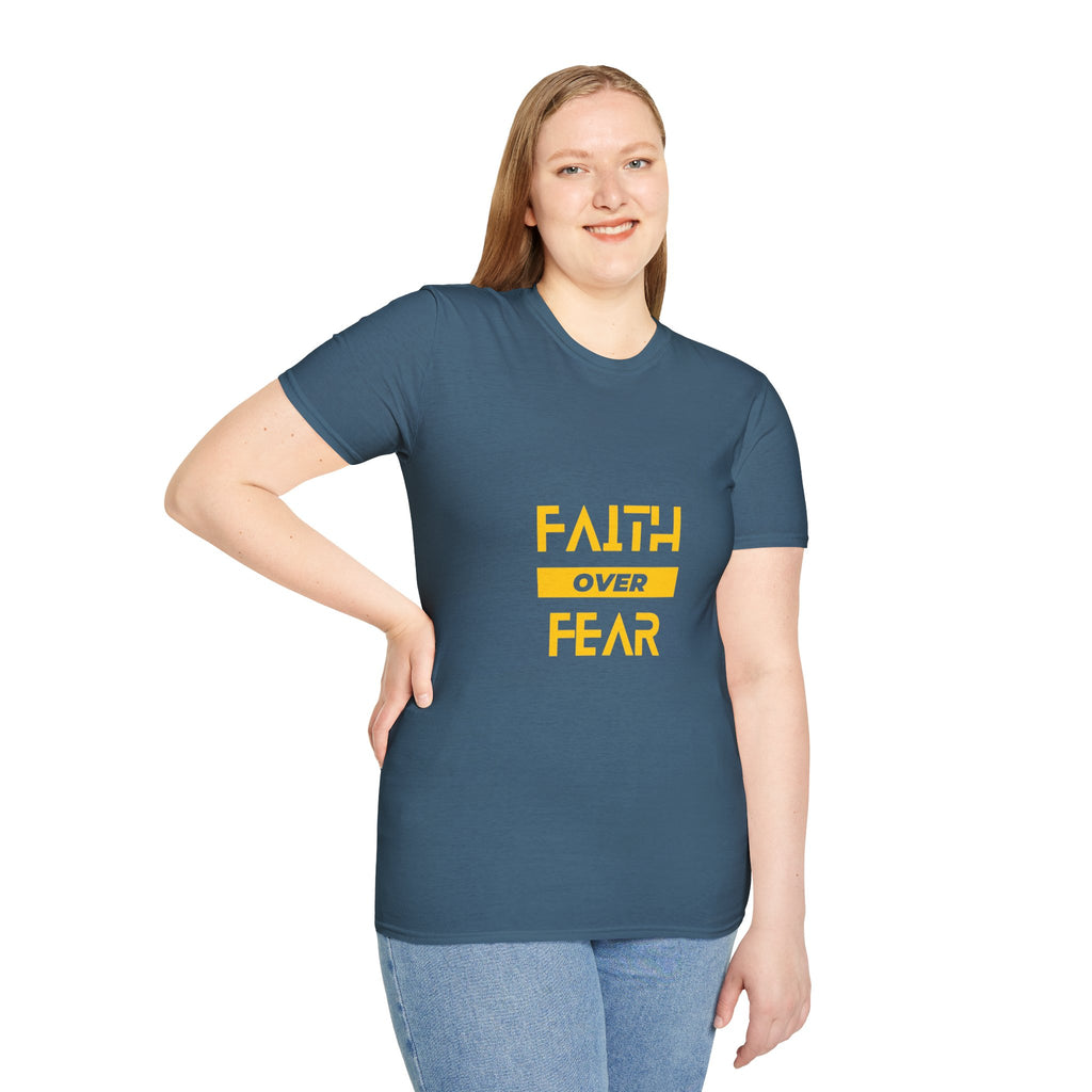 Camiseta "Fe sobre Miedo" | Camiseta Cristiana con Letras Amarillas