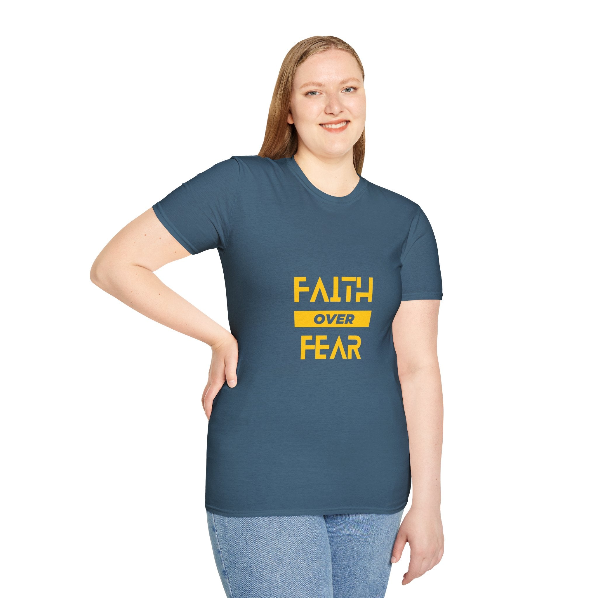 Camiseta "Fe sobre Miedo" | Camiseta Cristiana con Letras Amarillas