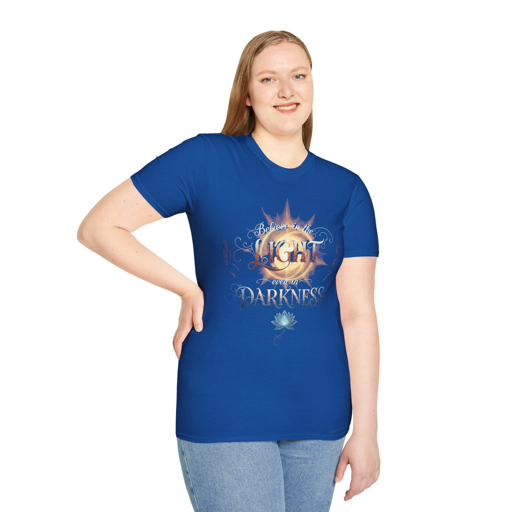 Camiseta Luz Incluso en la Oscuridad | Sol, Flor de Loto, Tipografía Inspiradora