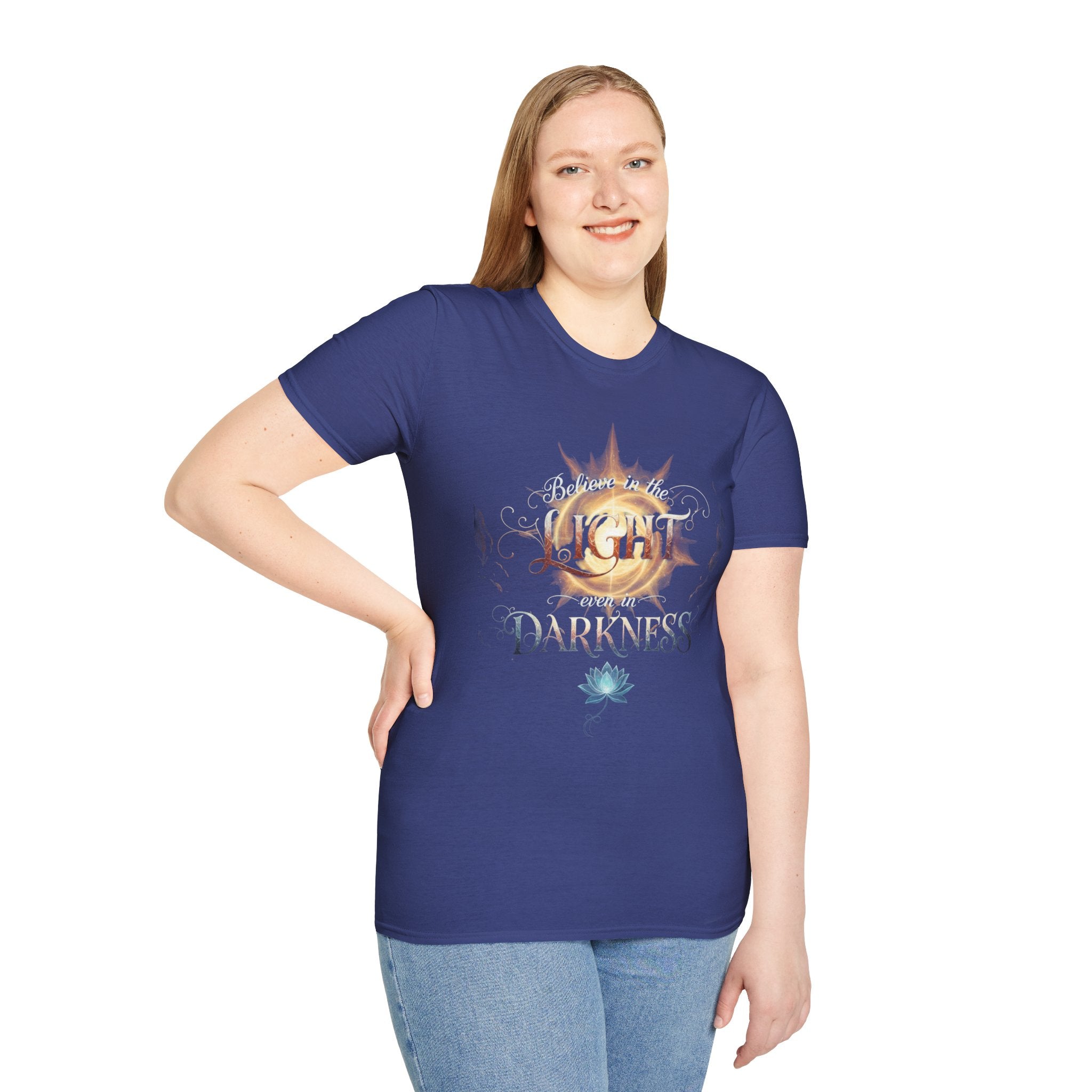 Camiseta Luz Incluso en la Oscuridad | Sol, Flor de Loto, Tipografía Inspiradora