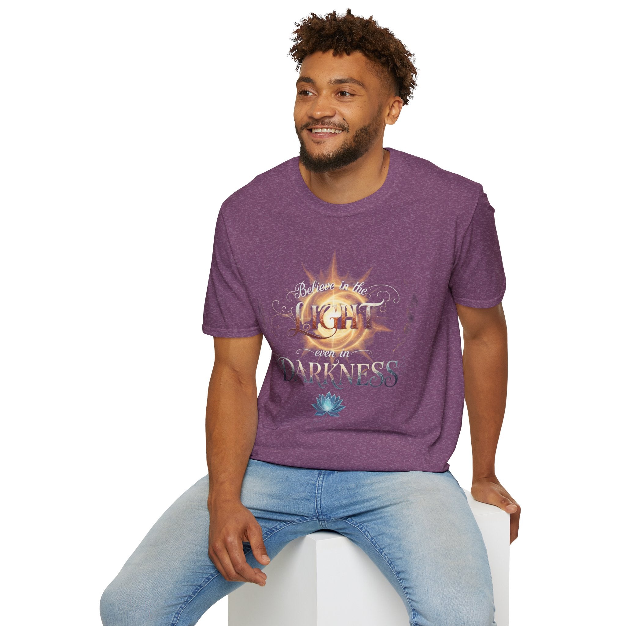 Camiseta Luz Incluso en la Oscuridad | Sol, Flor de Loto, Tipografía Inspiradora