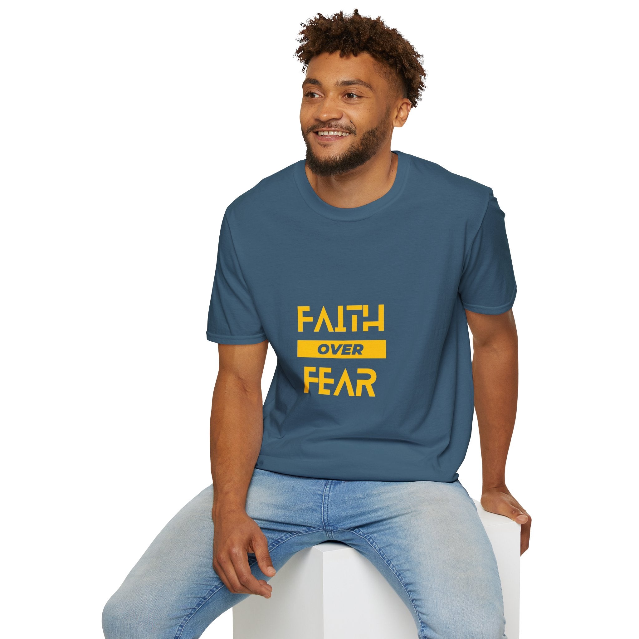 Camiseta "Fe sobre Miedo" | Camiseta Cristiana con Letras Amarillas