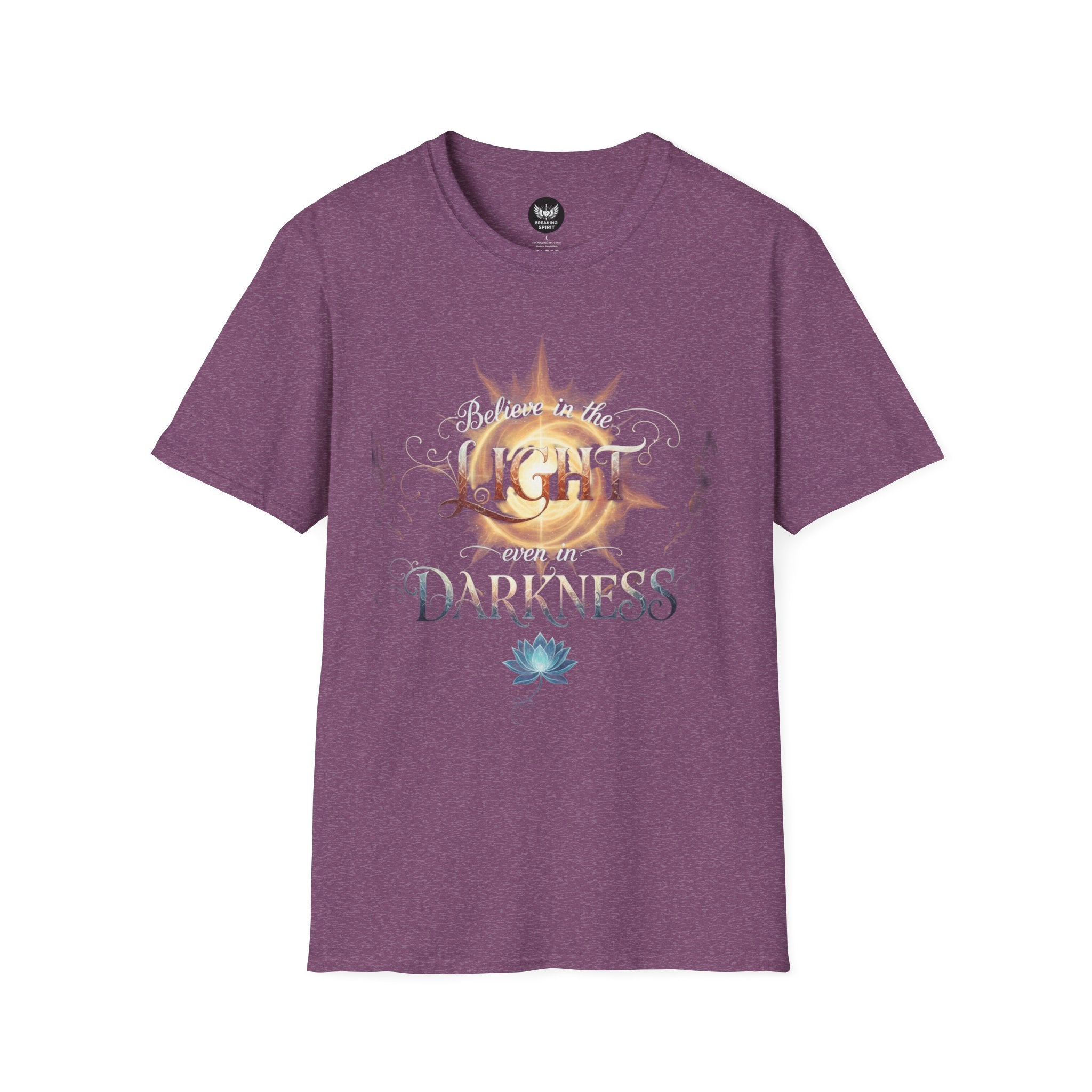 Camiseta Luz Incluso en la Oscuridad | Sol, Flor de Loto, Tipografía Inspiradora