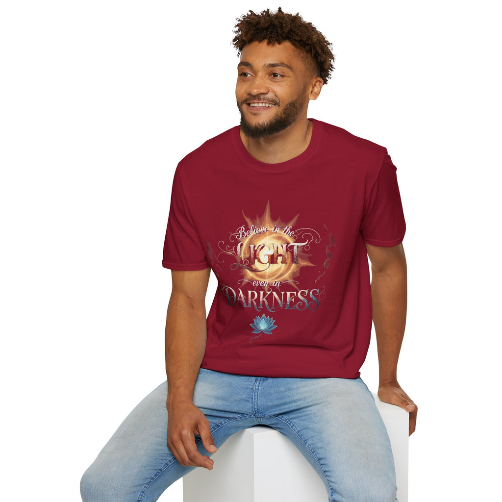 Camiseta Luz Incluso en la Oscuridad | Sol, Flor de Loto, Tipografía Inspiradora
